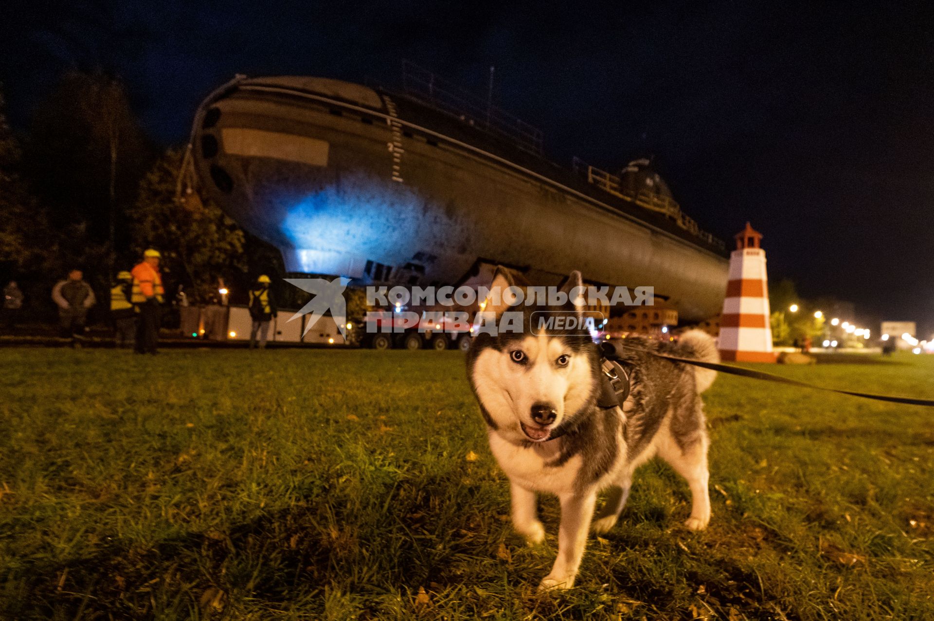 Кронштадт. Транспортировка кормовой части первой советской атомной подводной лодки К-3 `Ленинский комсомол` в музей`Остров фортов`.