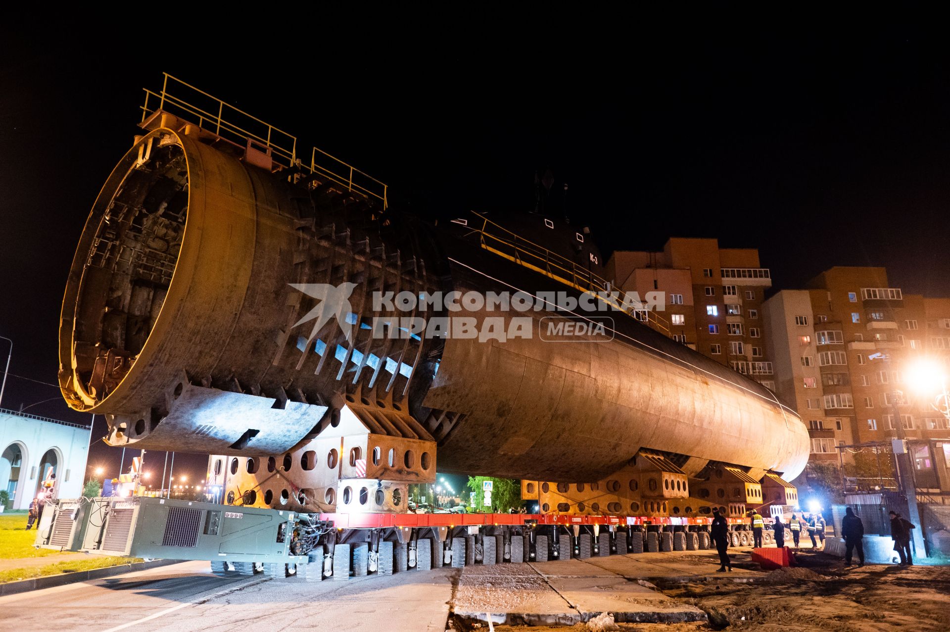 Кронштадт. Транспортировка кормовой части первой советской атомной подводной лодки К-3 `Ленинский комсомол` в музей`Остров фортов`.