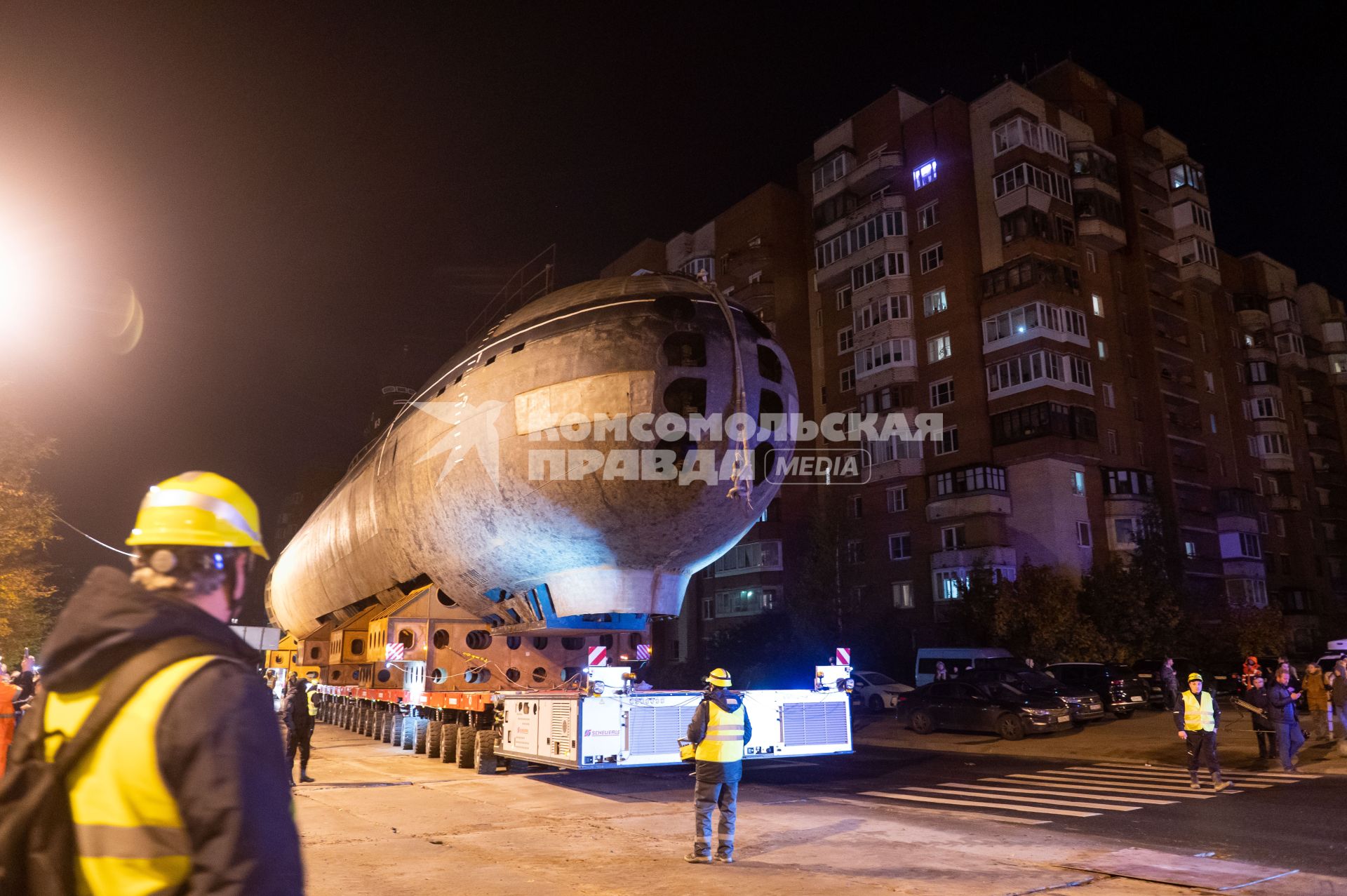 Кронштадт. Транспортировка кормовой части первой советской атомной подводной лодки К-3 `Ленинский комсомол` в музей`Остров фортов`.