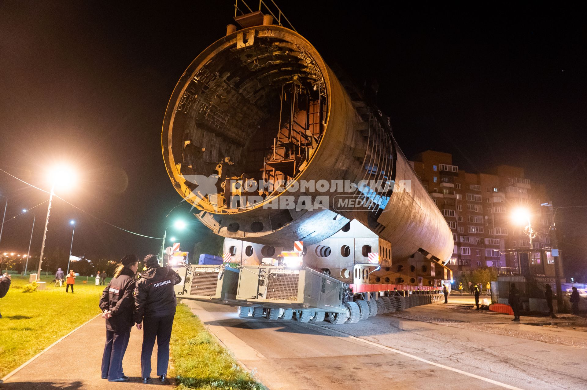 Кронштадт. Транспортировка кормовой части первой советской атомной подводной лодки К-3 `Ленинский комсомол` в музей`Остров фортов`.