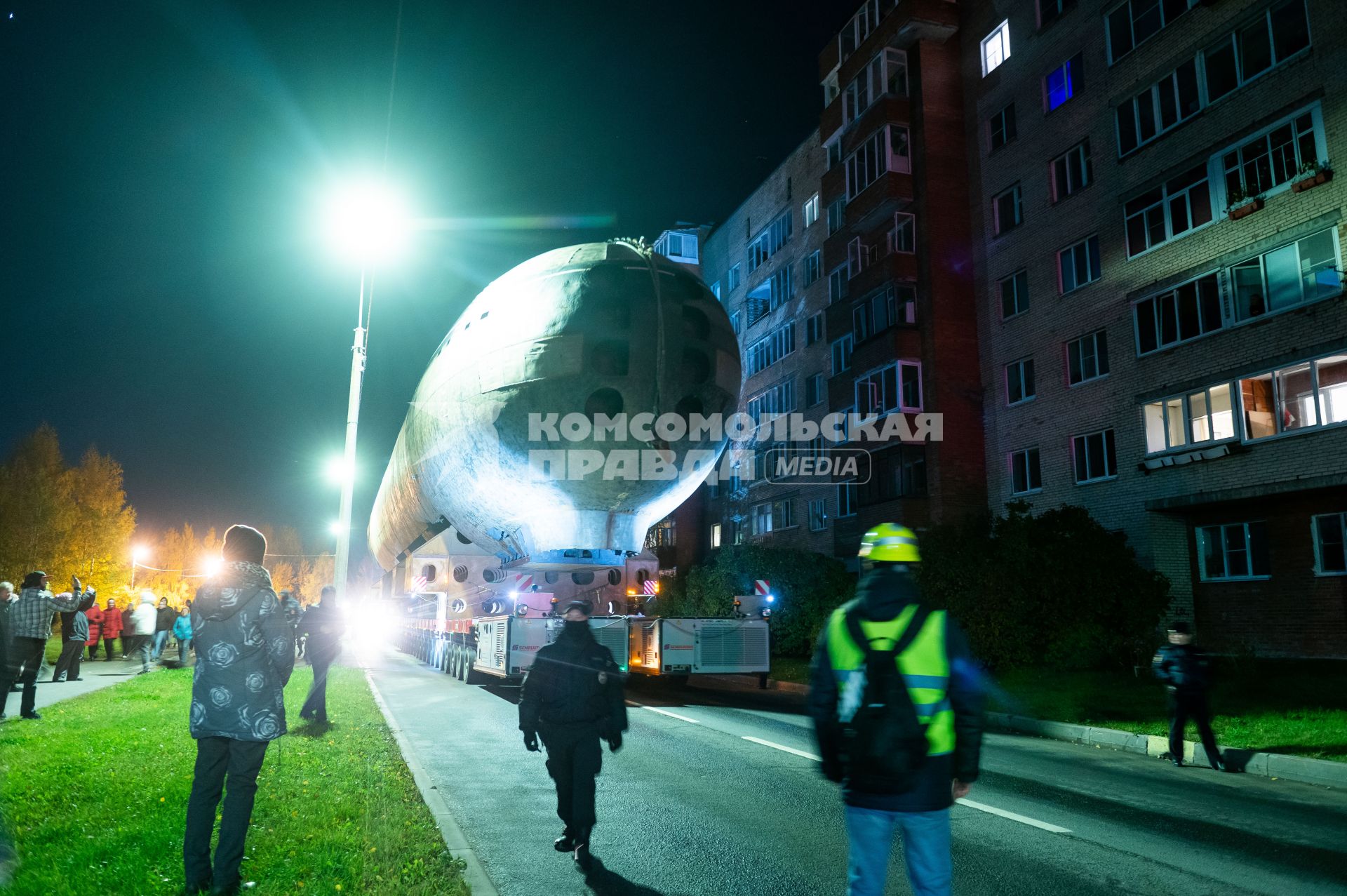 Кронштадт. Транспортировка кормовой части первой советской атомной подводной лодки К-3 `Ленинский комсомол` в музей`Остров фортов`.