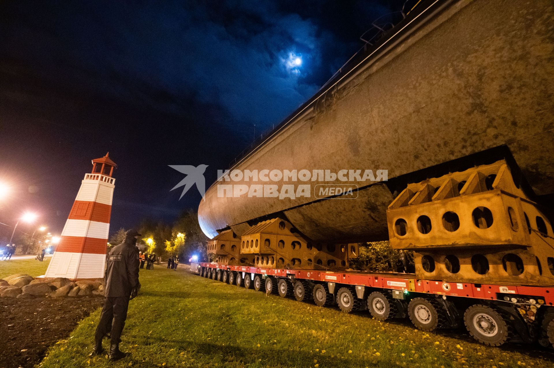 Кронштадт. Транспортировка кормовой части первой советской атомной подводной лодки К-3 `Ленинский комсомол` в музей`Остров фортов`.