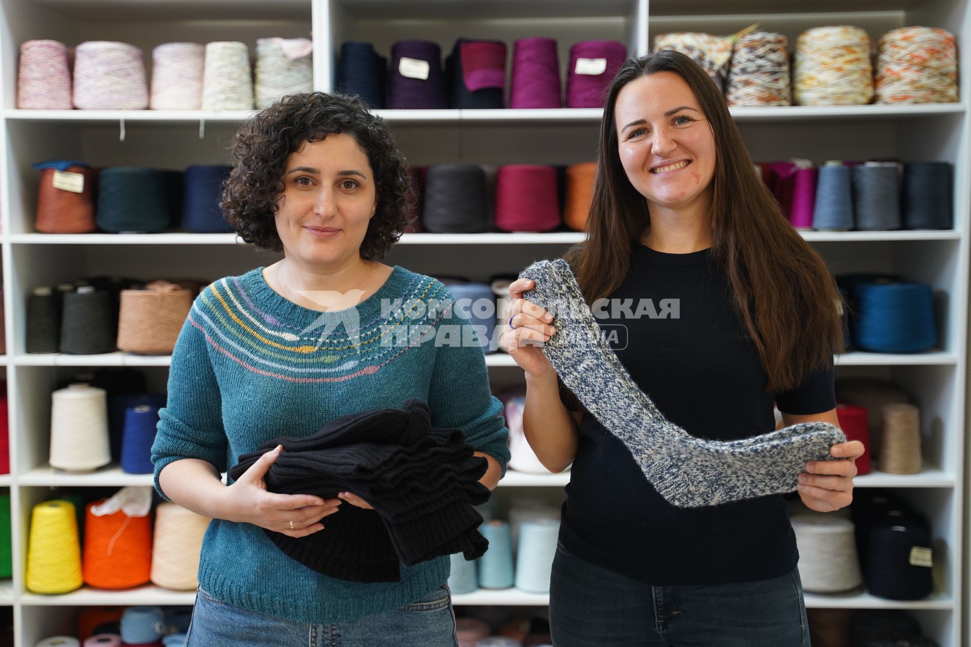 Самара. Жительницы Самары вручную вяжут шерстяные носки для мобилизованных на Донбасс.