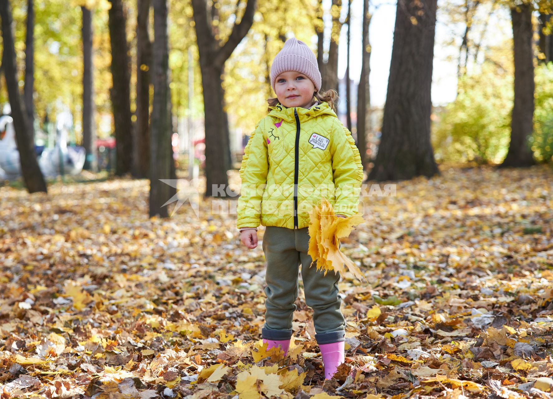 Пермь. Девочка гуляет в осеннем парке.