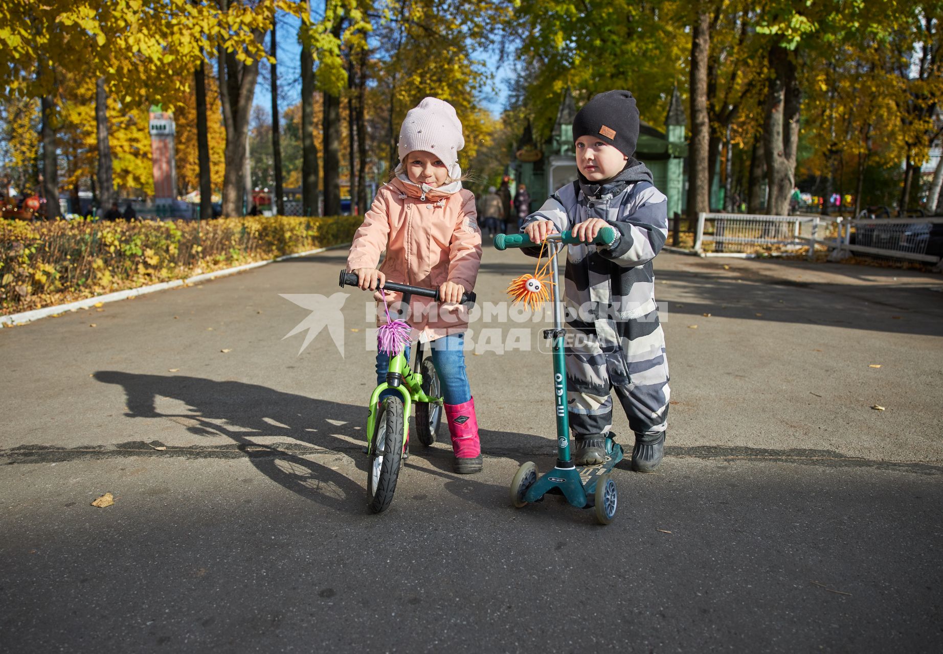Пермь. Дети во время прогулки в осеннем парке.