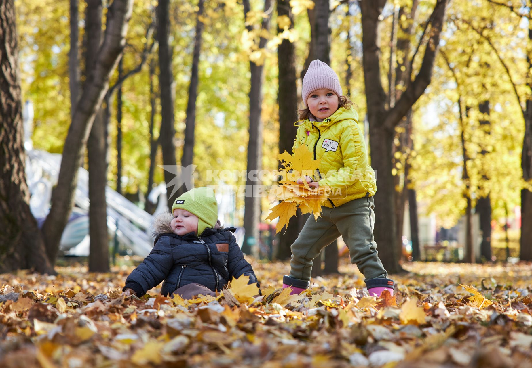 Пермь. Дети гуляют в осеннем парке.