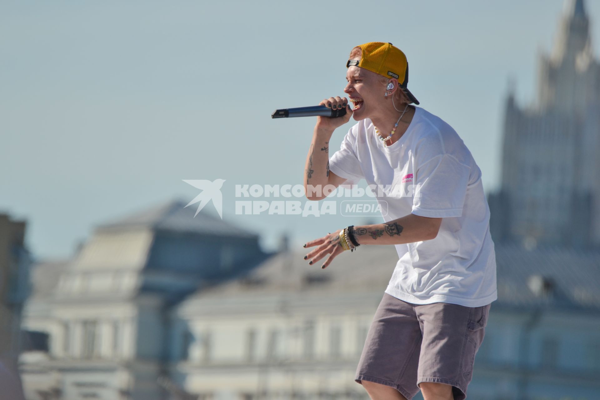 Москва. Блогер, певец Даня Милохин выступает на музыкальном фестивале VK Fest 2022 в Парке Горького.