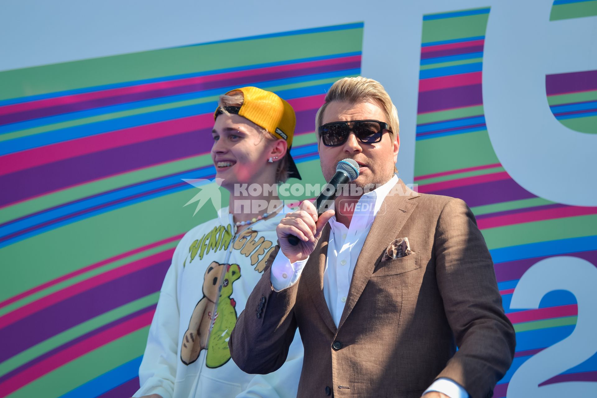 Москва. Блогер, певец Даня Милохин (слева) и певец Николай Басков выступают на музыкальном фестивале VK Fest 2022 в Парке Горького.