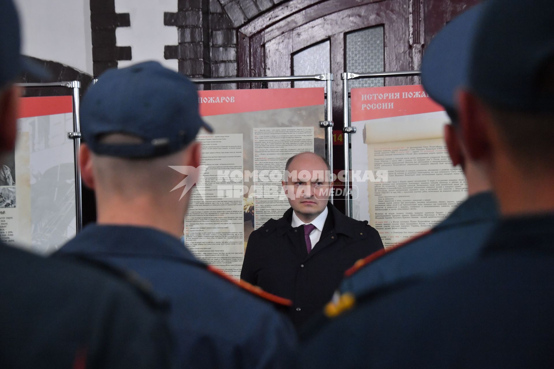 Калининград.  В рамках рабочего визита  глава МЧС России Александр Куренков вручил государственные и ведомственные медали специалистам пожарно-спасательной части №1 по охране Ленинградского района города.