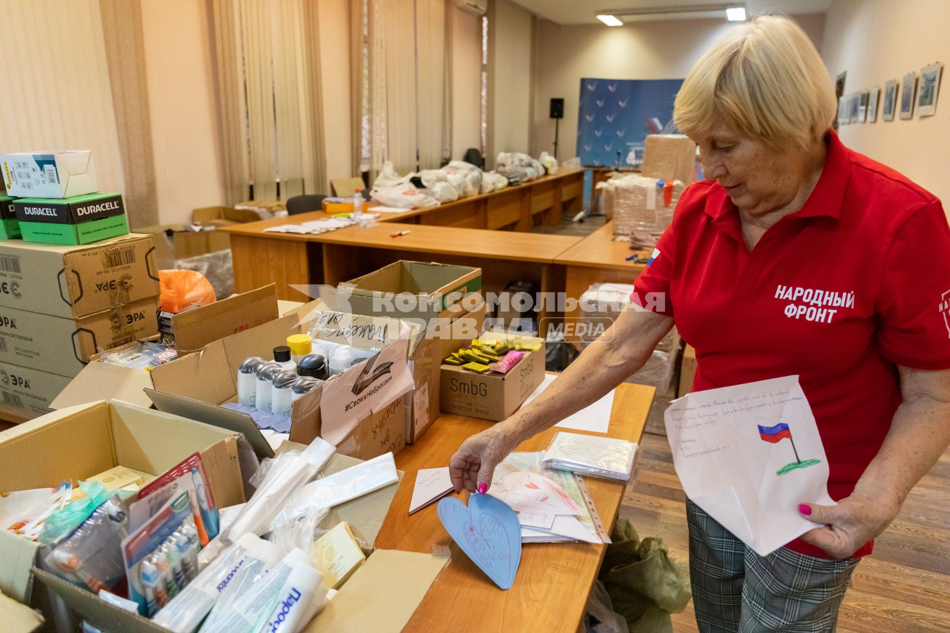 Красноярск. Активисты Общественного движения `Народный фронт ` (ОНФ) собирают вещи для мобилизованных. Президент РФ 21 сентября подписал указ о проведении в стране частичной мобилизации.