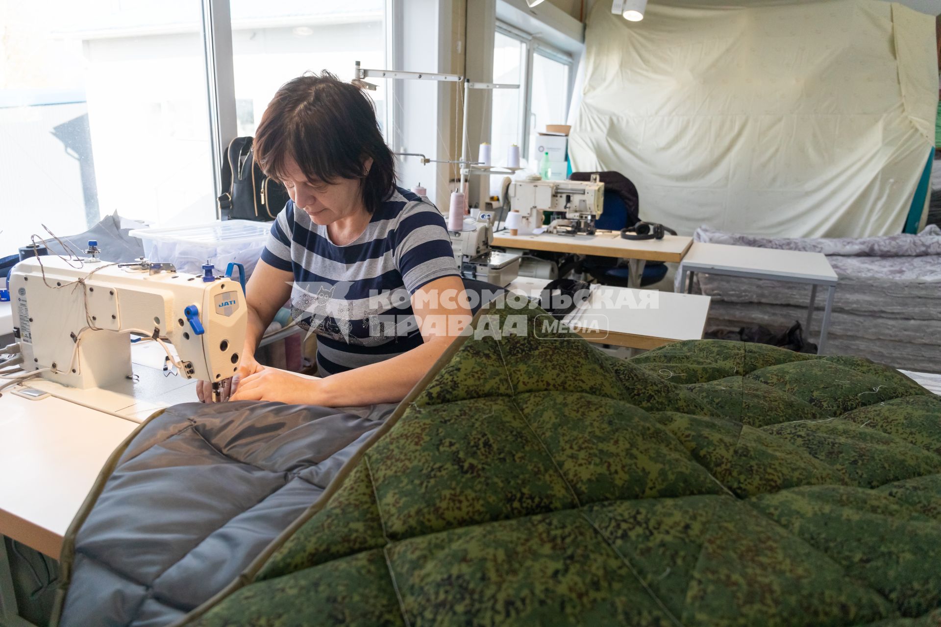 Красноярск. Фабрика по производству домашнего текстиля `Цветные сны` шьет спальники для мобилизованных.