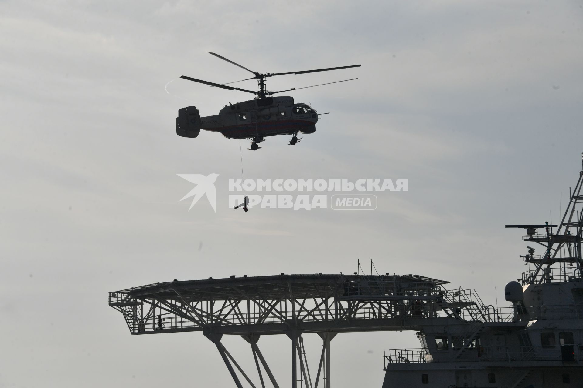 Калининградская область. Вертолет КА-32 во время масштабных учений МЧС России в рамках Совместной коллегии стран-лидеров СНГ.