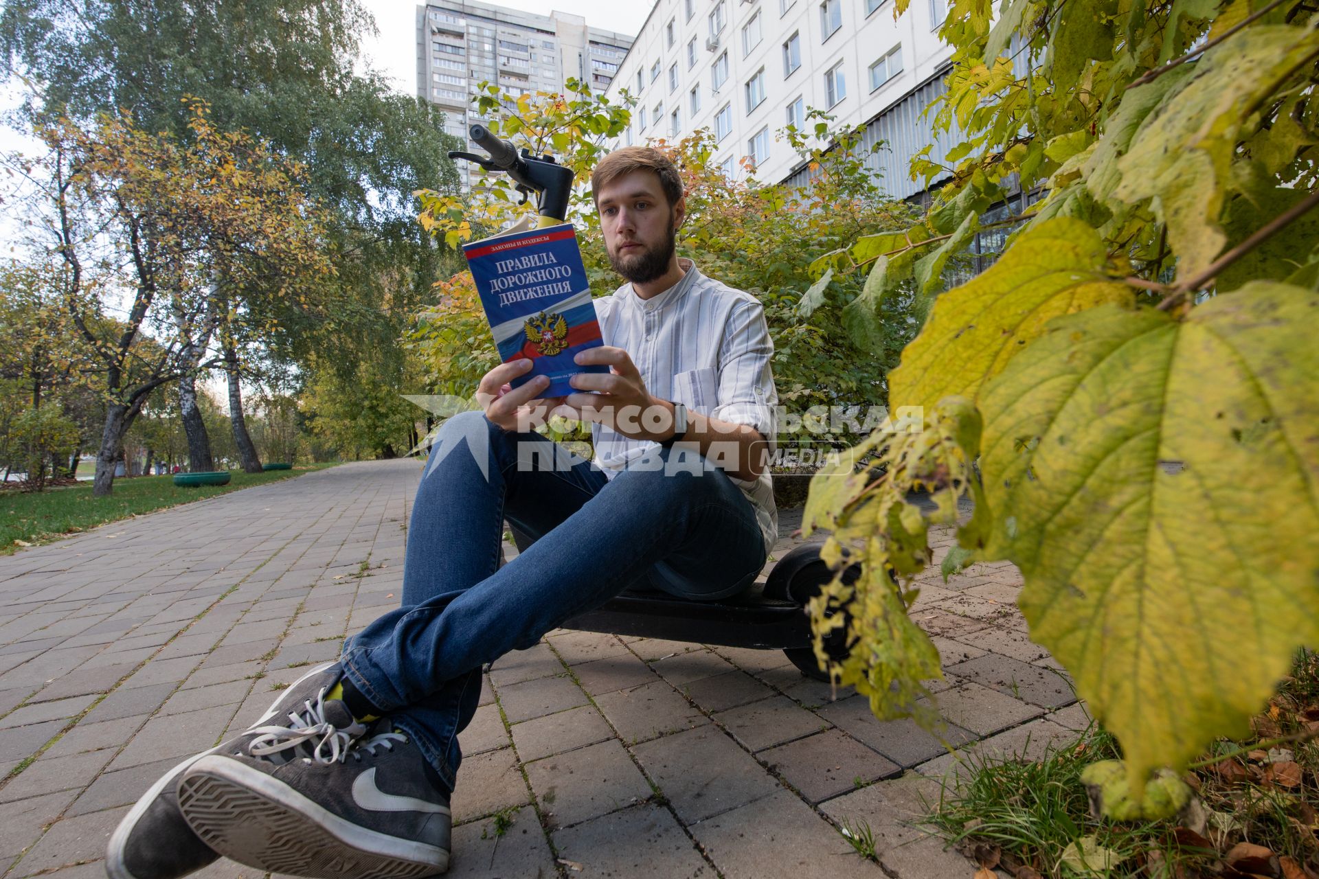 Москва. Корреспондент `Комсомольской правды` Андрей Абрамов читает новые ПДД для электросамокатов.