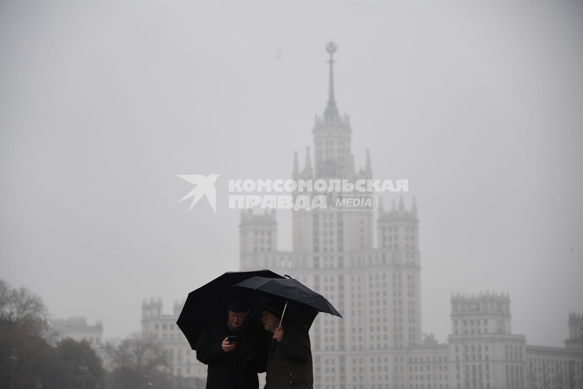 Москва.  Прохожие во время дождя.