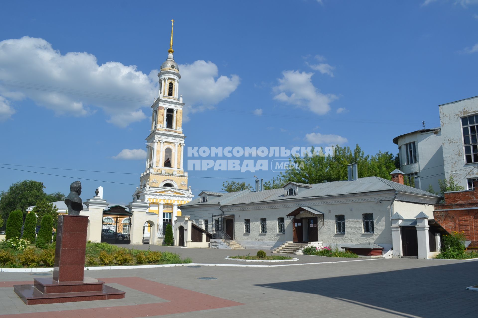 Московская область. г.Коломна. Памятник писателю И.И.Лажечникову на территории Коломенского Кремля.