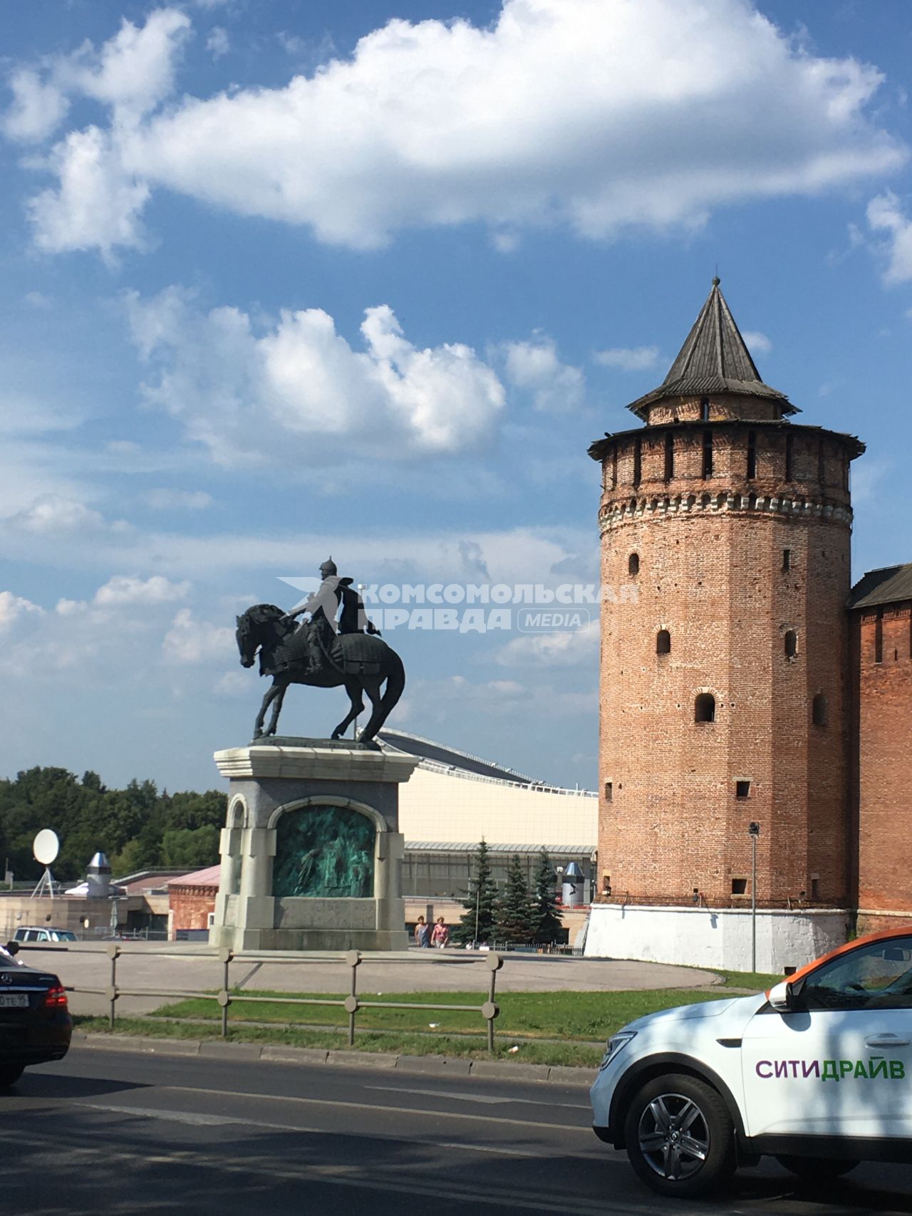 Московская область. г.Коломна. Памятник Дмитрию Донскому у Маринкиной башни Коломенского Кремля.