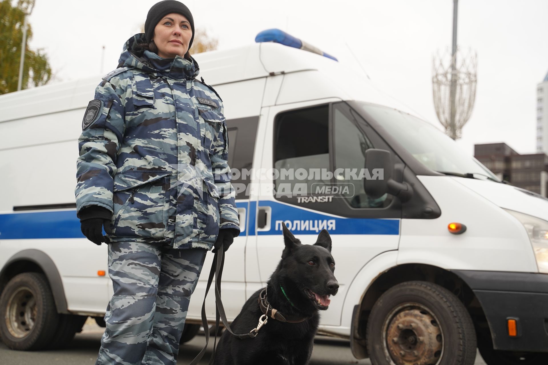 Самара.  Сотрудник полиции с собакой.