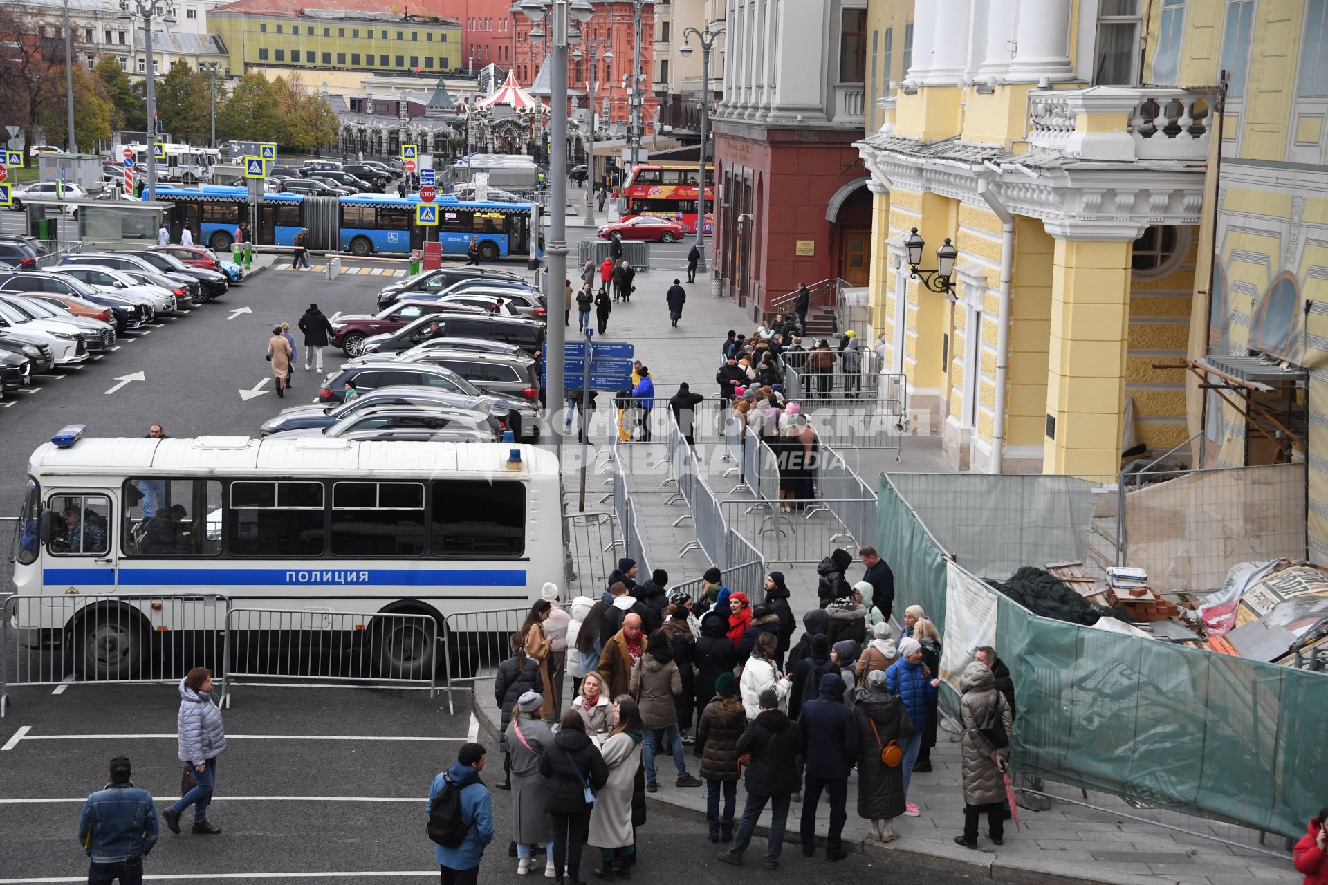 Москва. Очередь за билетами в кассу Большого театра в день начала предварительной продажи билетов на представления балета `Щелкунчик`.