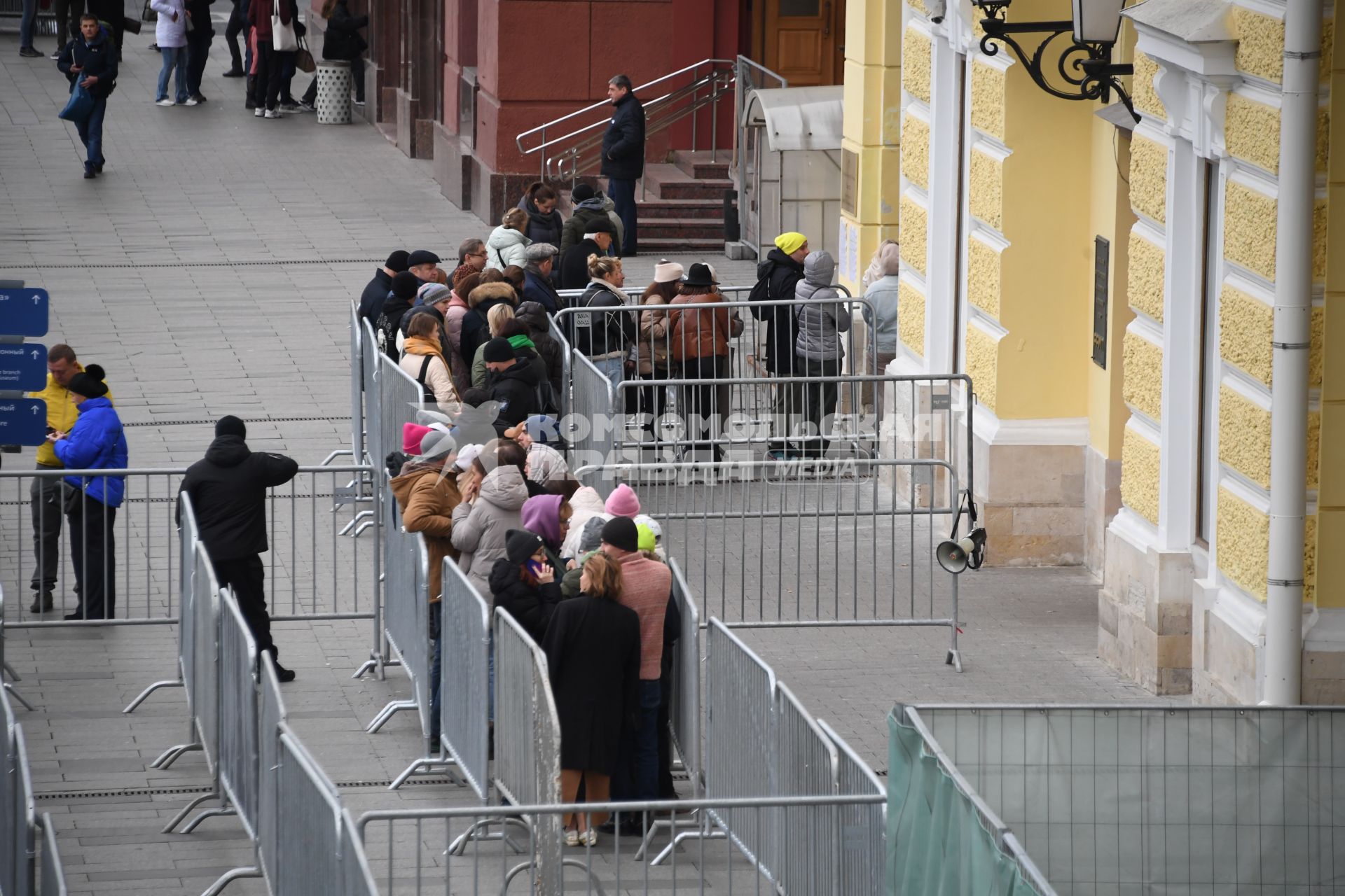 Москва. Очередь за билетами в кассу Большого театра в день начала предварительной продажи билетов на представления балета `Щелкунчик`.