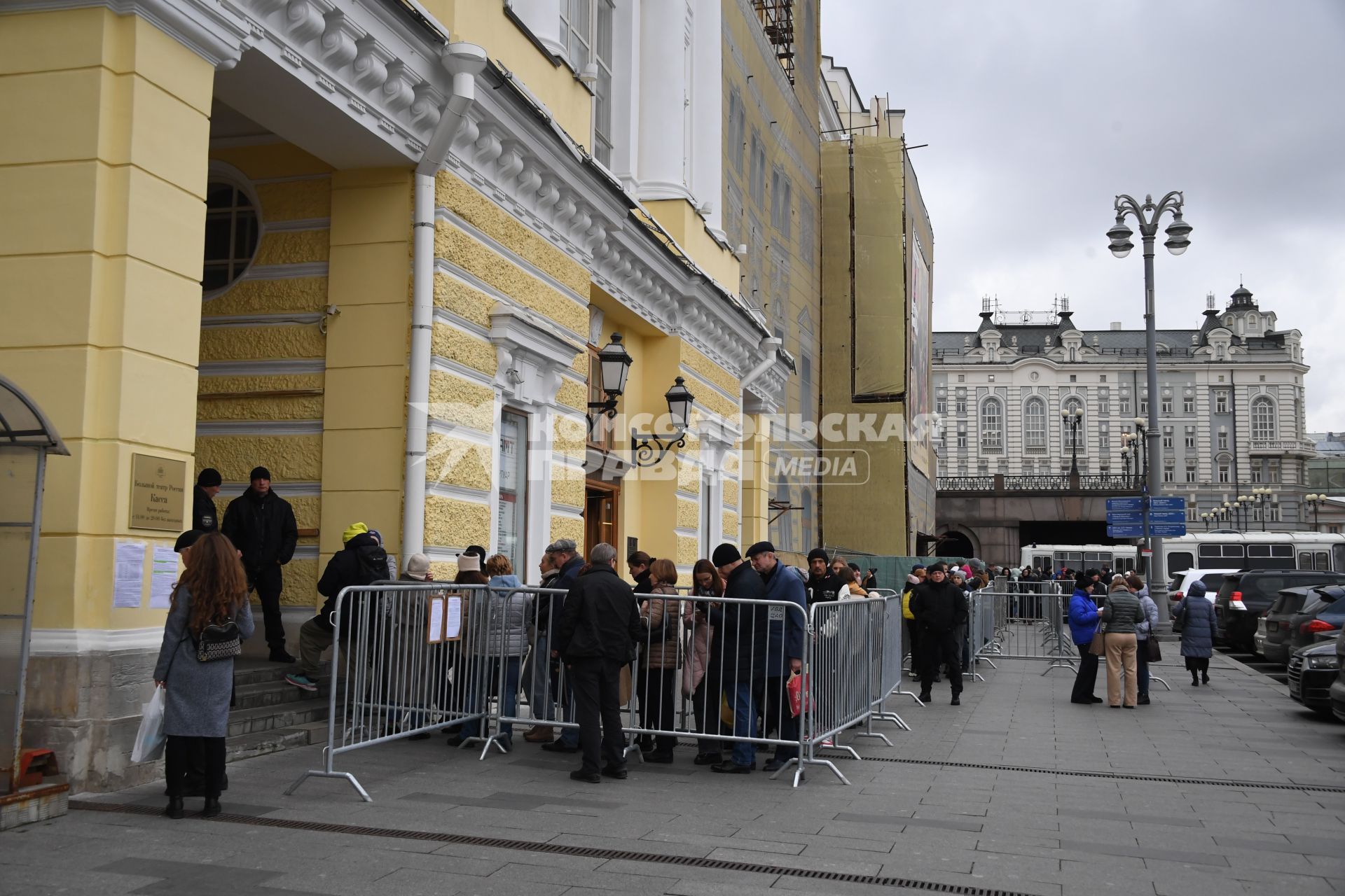 Москва. Очередь за билетами в кассу Большого театра в день начала предварительной продажи билетов на представления балета `Щелкунчик`.