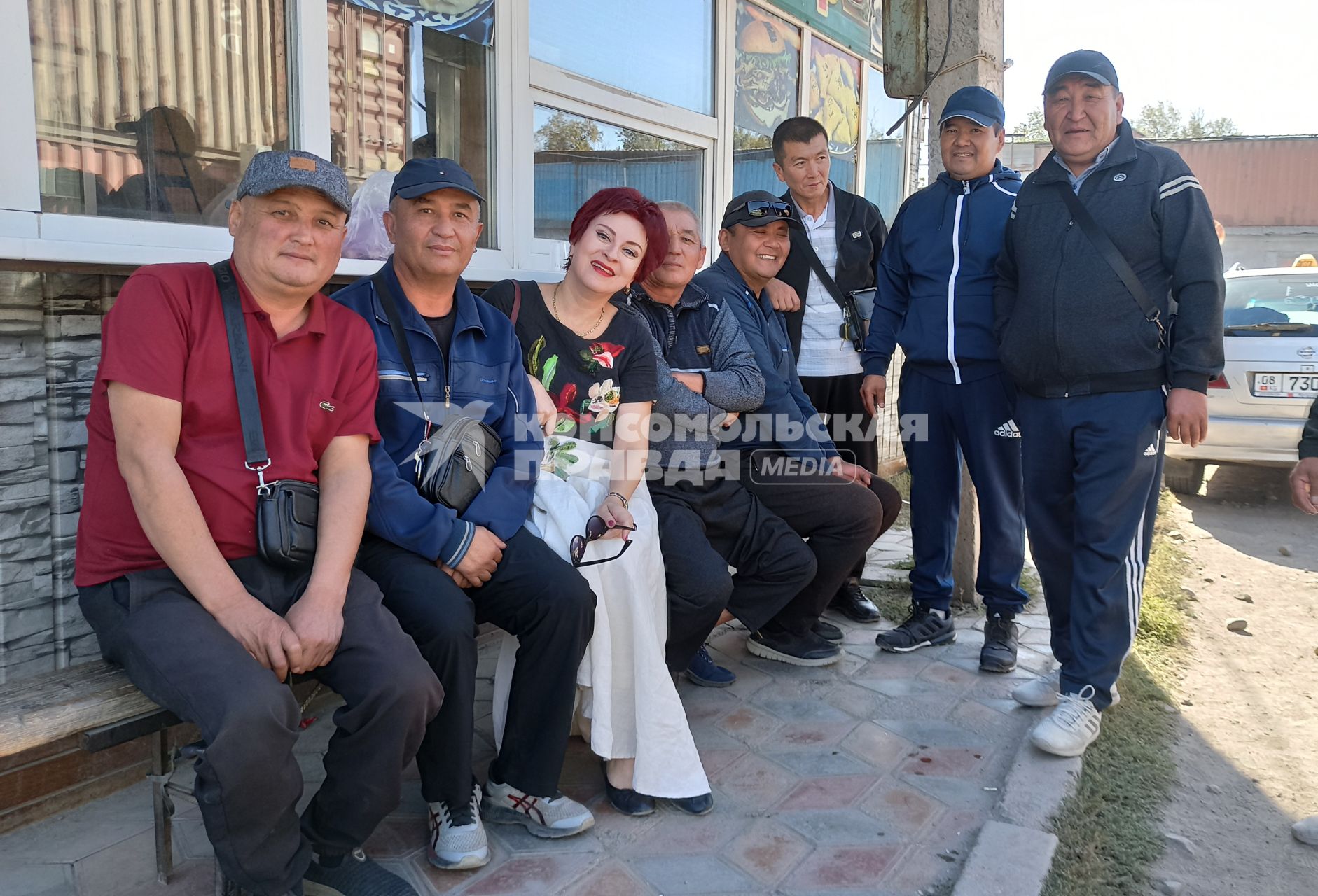 Киргизия. г.Бишкек. Специальный корреспондент КП Дарья Асламова с местными ребятами-таксистами.