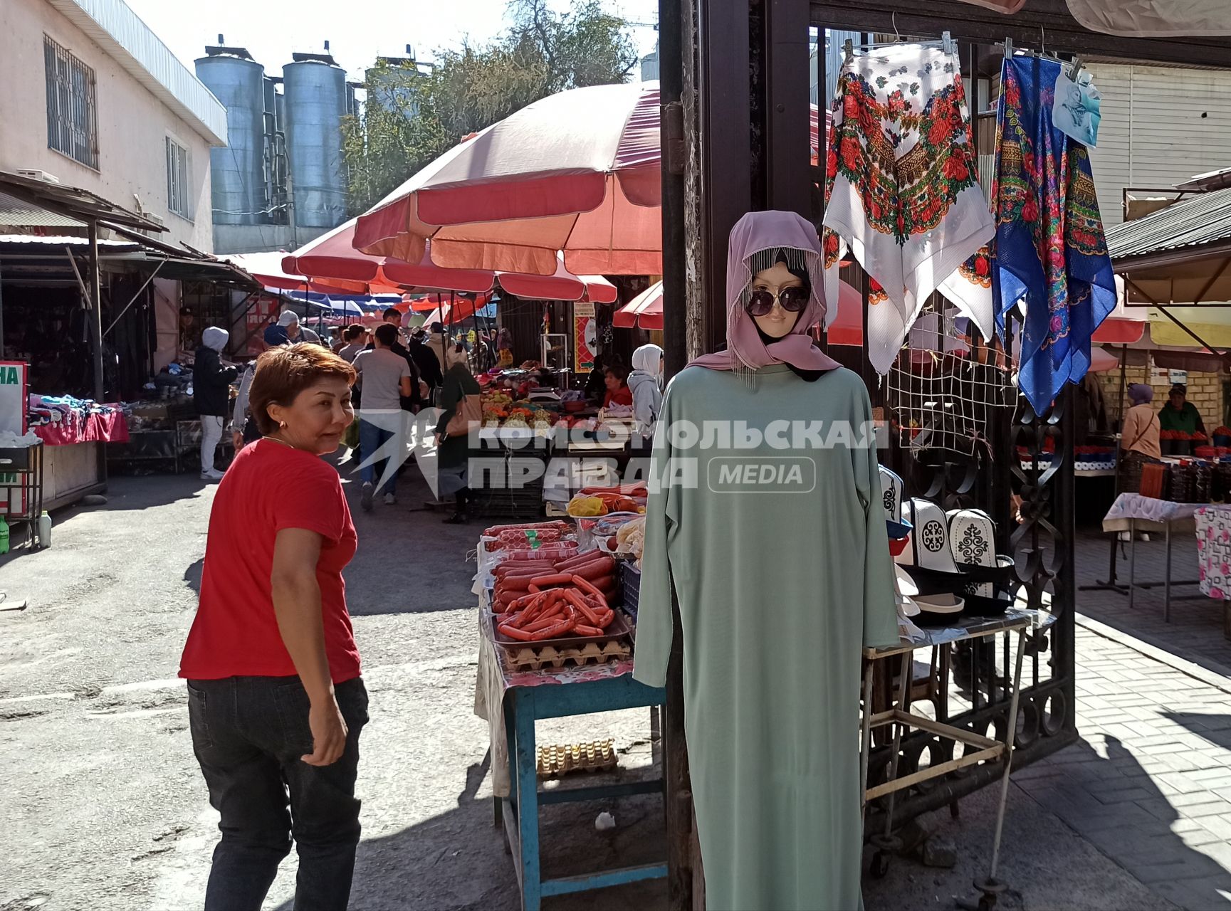 Киргизия. г.Бишкек. Манекен с одеждой для мусульманки на рынке.
