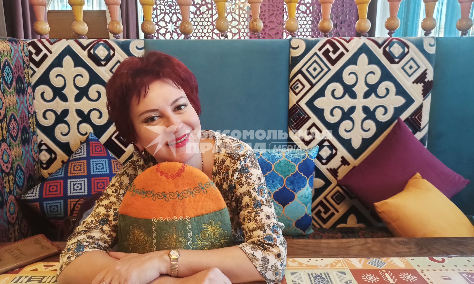 Киргизия. г.Бишкек. Специальный корреспондент КП Дарья Асламова в местном кафе.