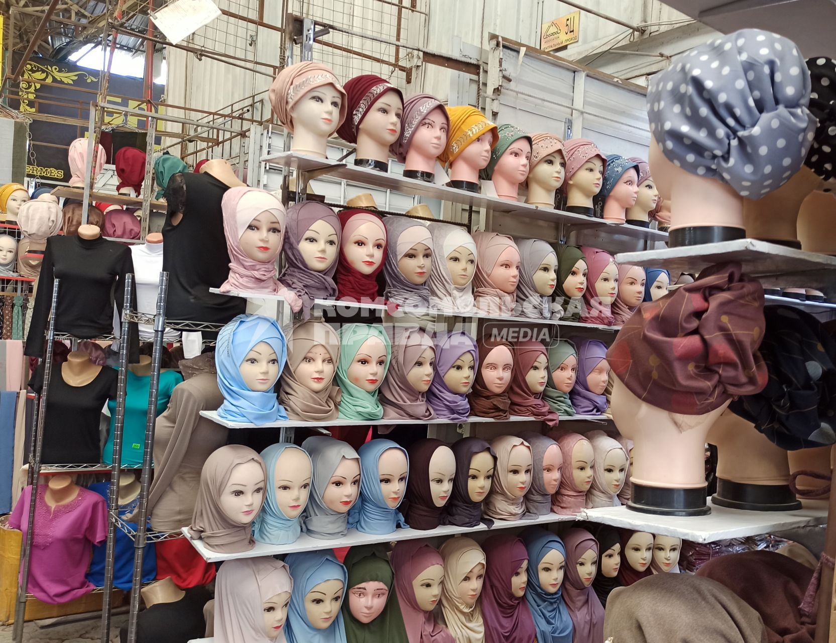 Киргизия. г.Бишкек. Продажа хиджабов на вещевом рынке.