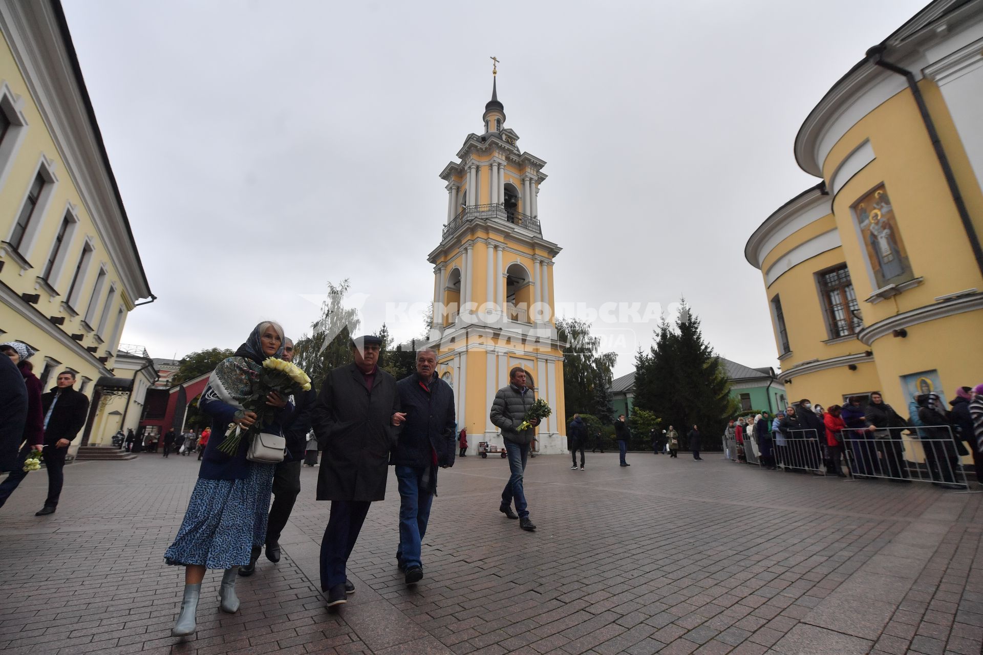 Москва. Депутат Госдумы, советник мэра и патриарха по строительству Владимир Ресин и политический обозреватель КП Александр Гамов (второй справа) во время посещения Покровского женского монастыря.