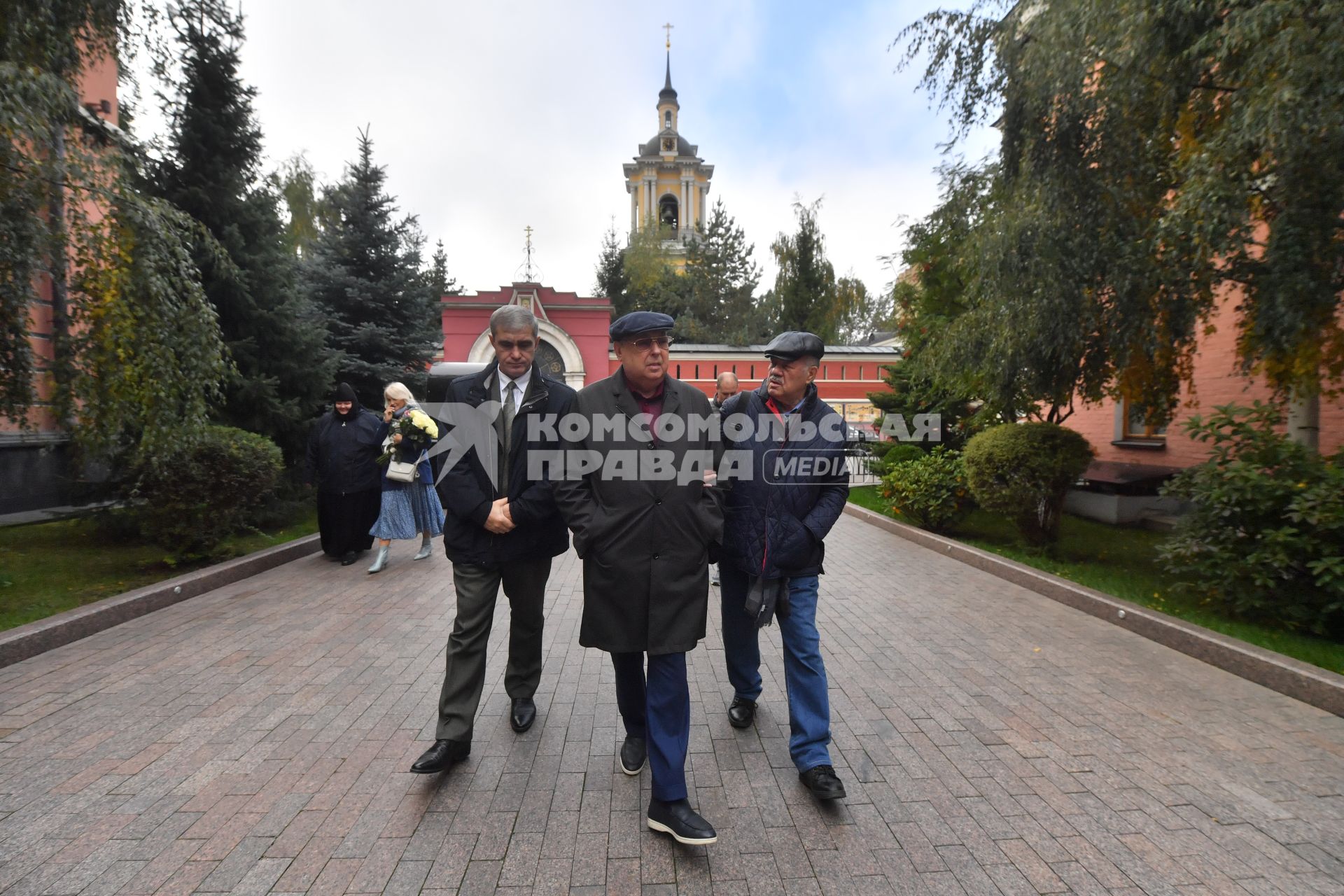 Москва. Депутат Госдумы, советник мэра и патриарха по строительству Владимир Ресин и политический обозреватель КП Александр Гамов (справа) во время посещения Покровского женского монастыря.