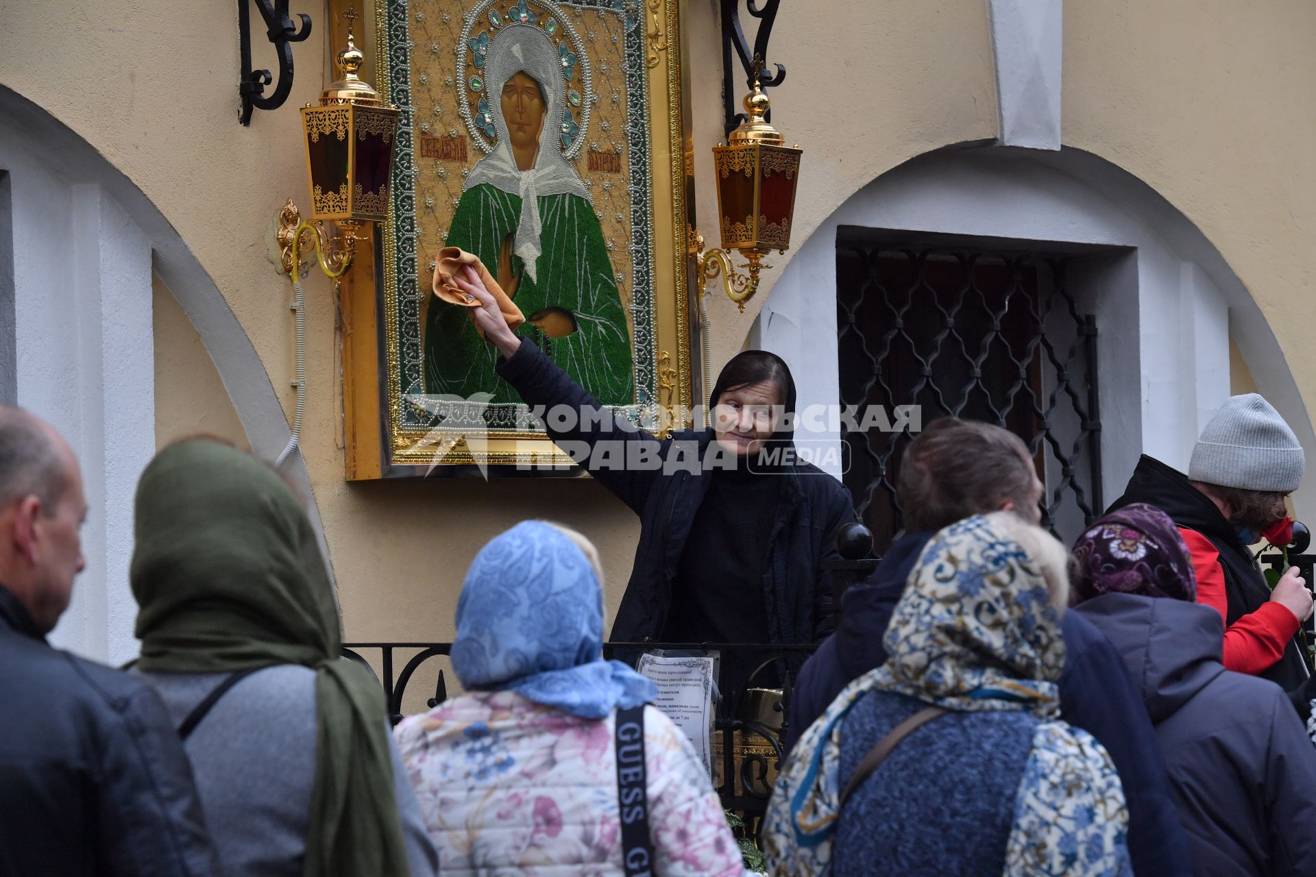 Москва. Прихожане у иконы Святой Матроны Московской на территории Покровского женского монастыря.