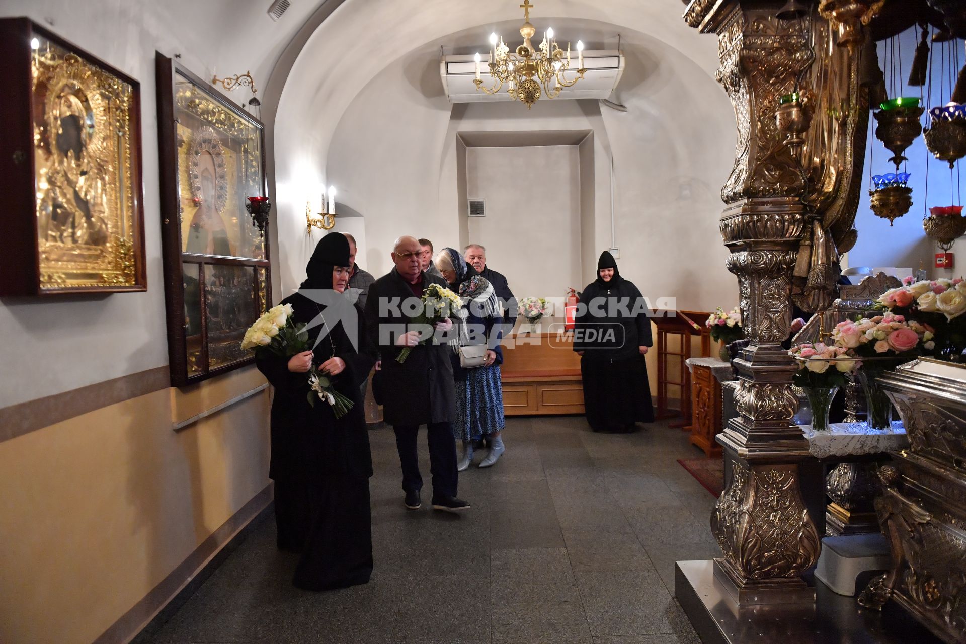 Москва. Депутат Госдумы, советник мэра и патриарха по строительству Владимир Ресин и политический обозреватель КП Александр Гамов (справа) возлагает цветы к мощам Святой Матроны Московской во время посещения Покровского женского монастыря.