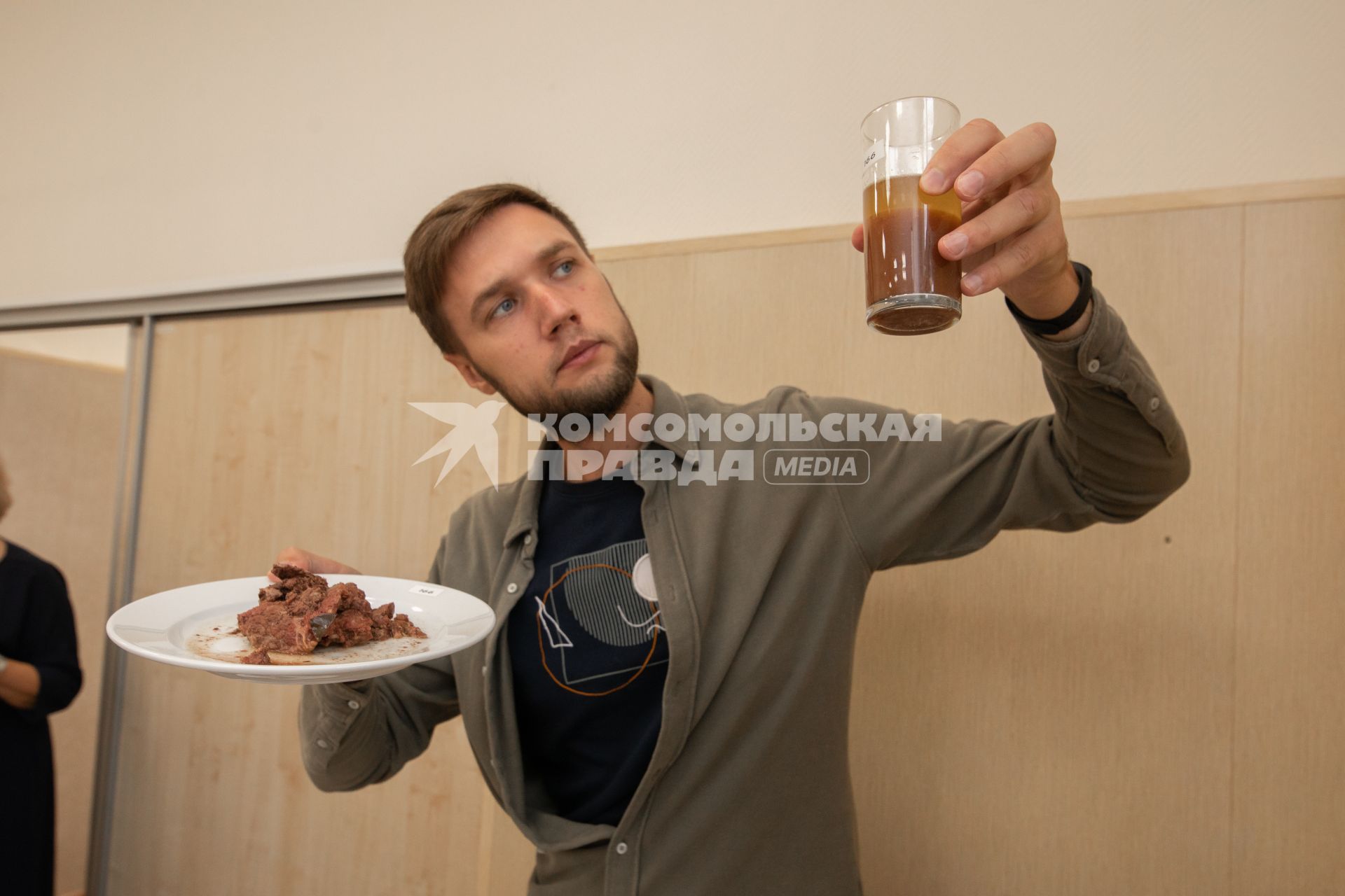 Москва. Корреспондент `Комсомольской правды` Андрей Абрамов во время дегустации тушенки в НИИ проблем хранения Росрезерва.