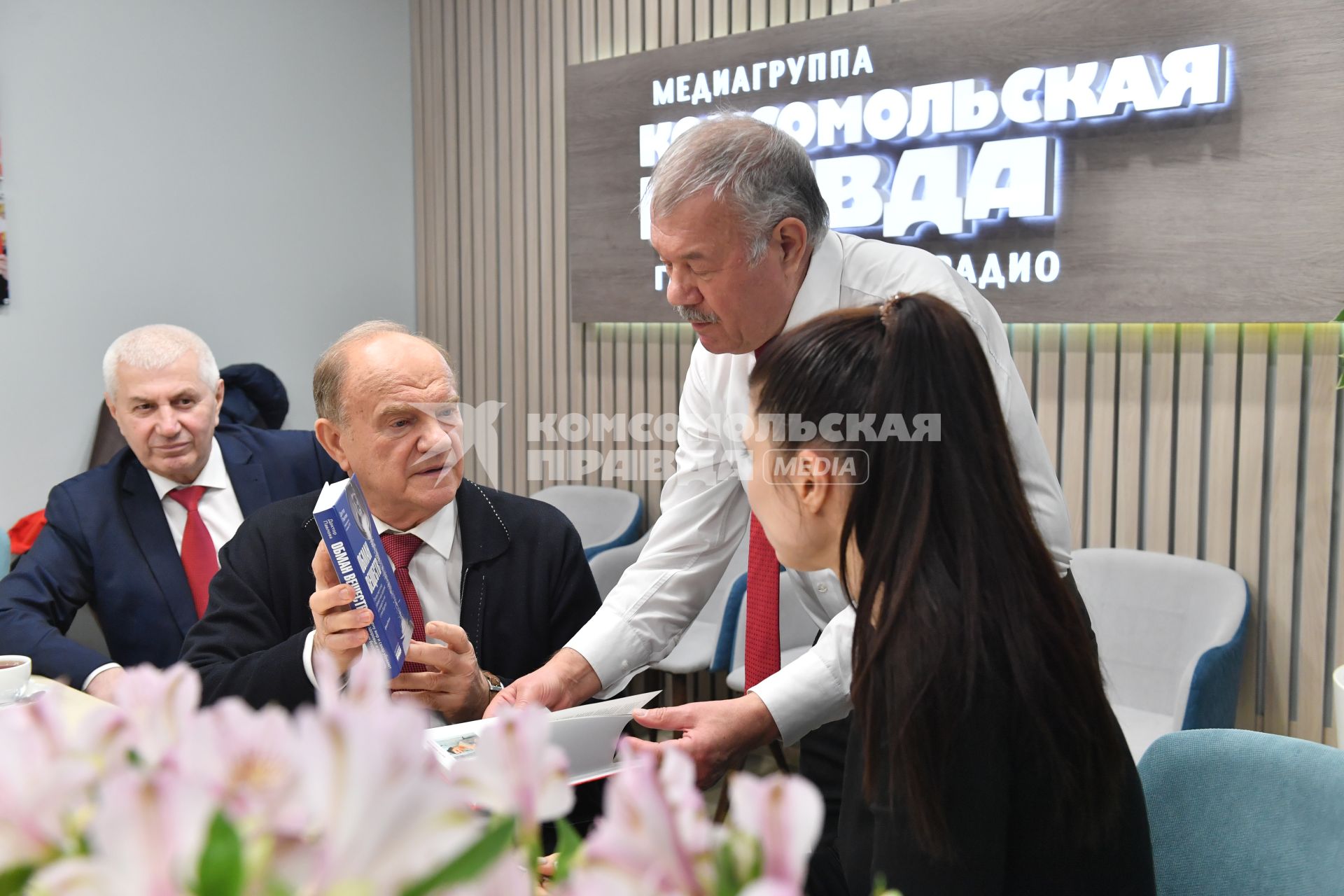 Москва. Лидер КПРФ Геннадий Зюганов,  корреспондент Александр Гамов (второй справа) и временно исполняющая обязанности главного редактора `Комсомольской правды` и генеральный директор издательского дома Олеся Носова (справа) в редакции `Комсомольская правда`.