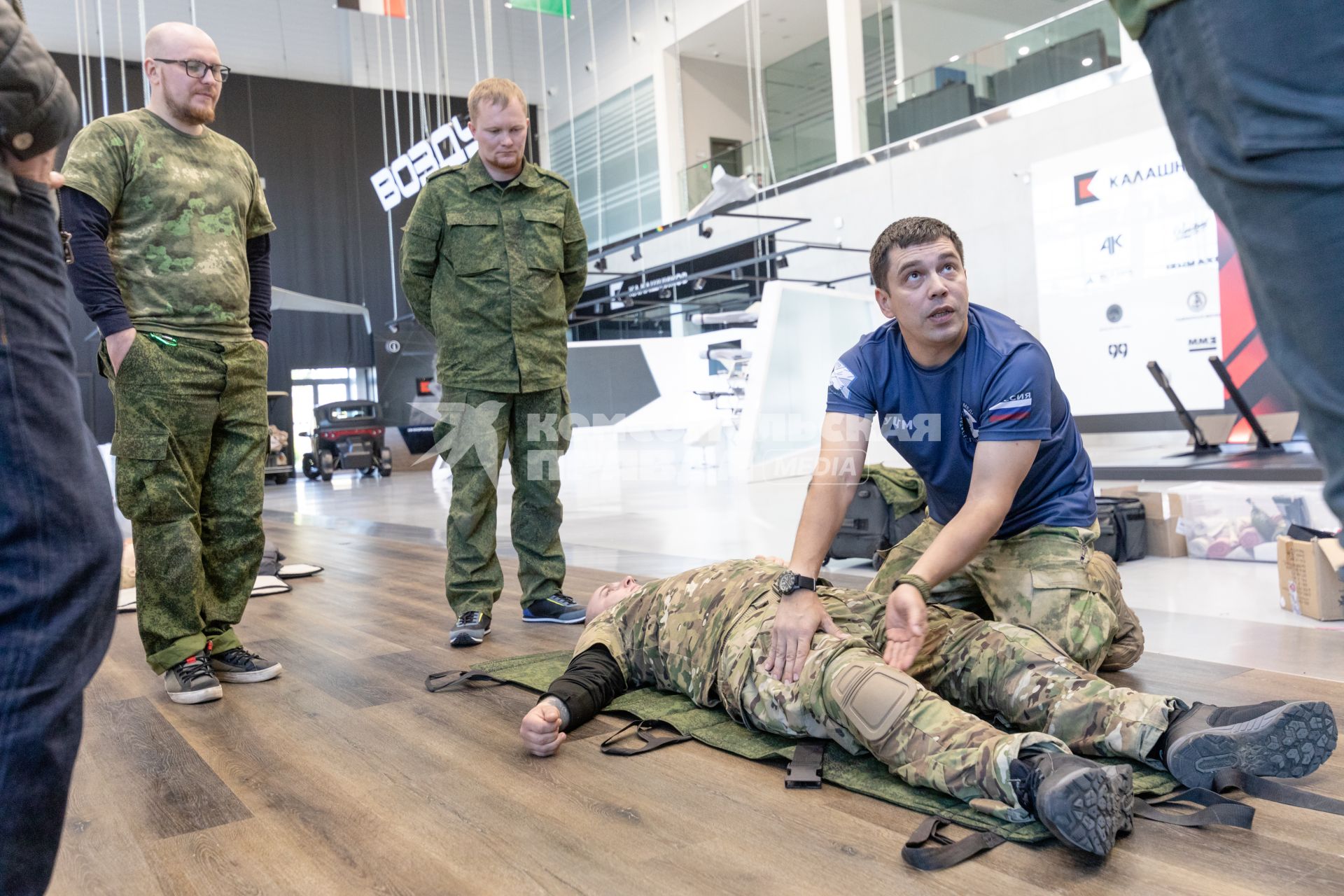 Москва. Инструктор учебного центра тактической медицины Ян Махно (справа) во время проведения курса по оказанию доврачебной помощи.