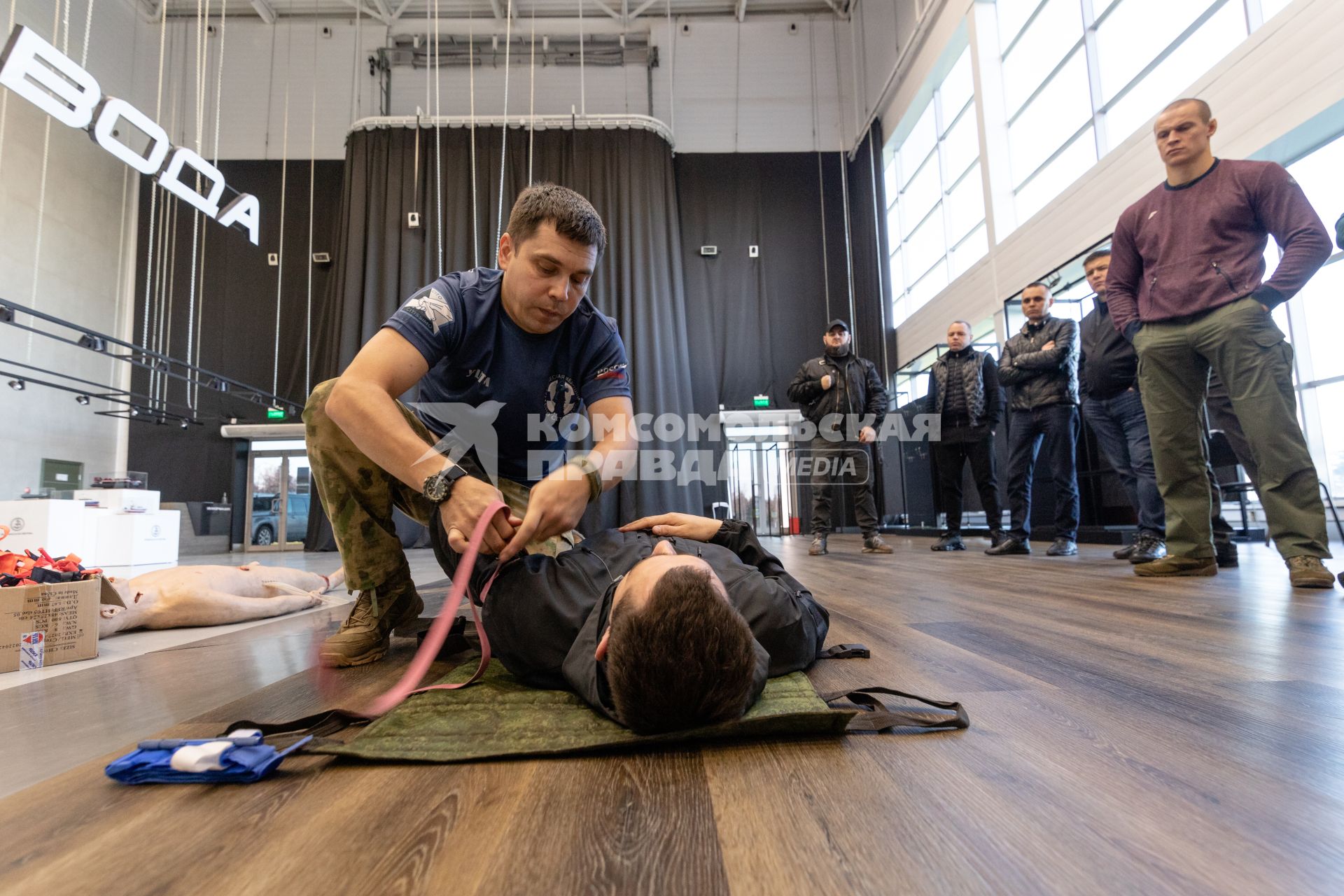 Москва. Инструктор учебного центра тактической медицины Ян Махно (слева) во время проведения курса по оказанию доврачебной помощи.