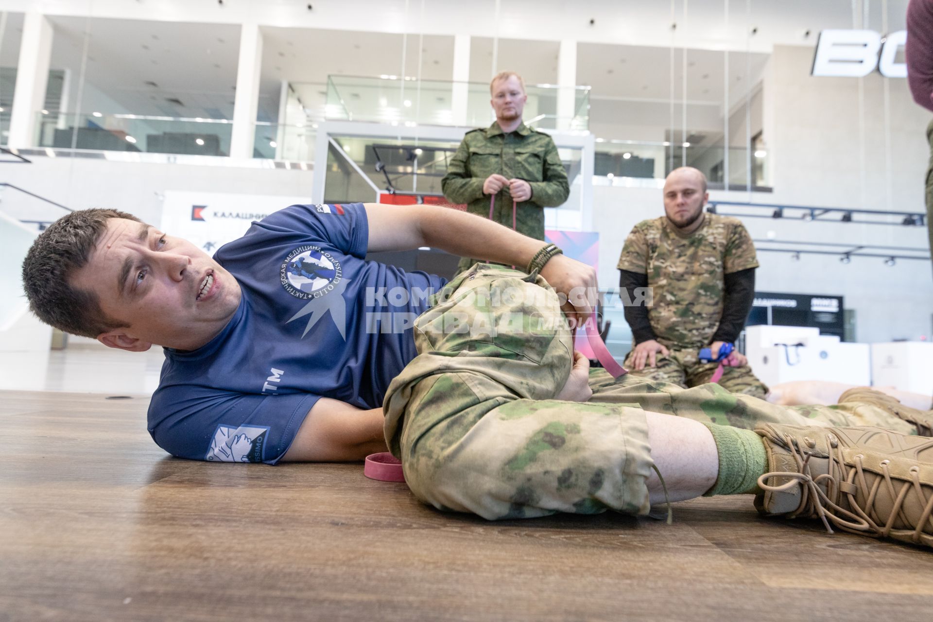 Москва. Инструктор учебного центра тактической медицины Ян Махно во время проведения курса по оказанию доврачебной помощи.