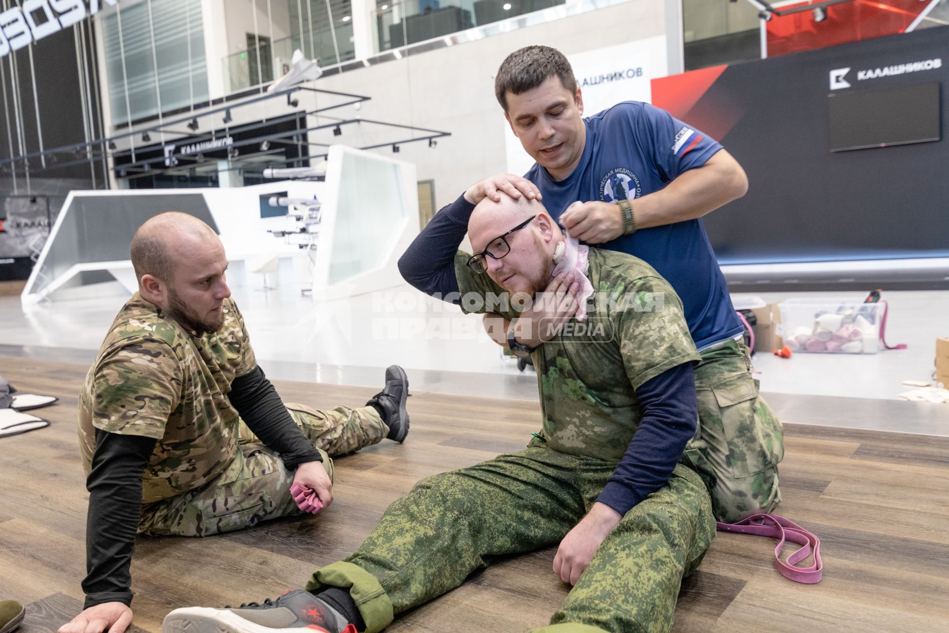 Москва. Инструктор учебного центра тактической медицины Ян Махно (справа) во время проведения курса по оказанию доврачебной помощи.