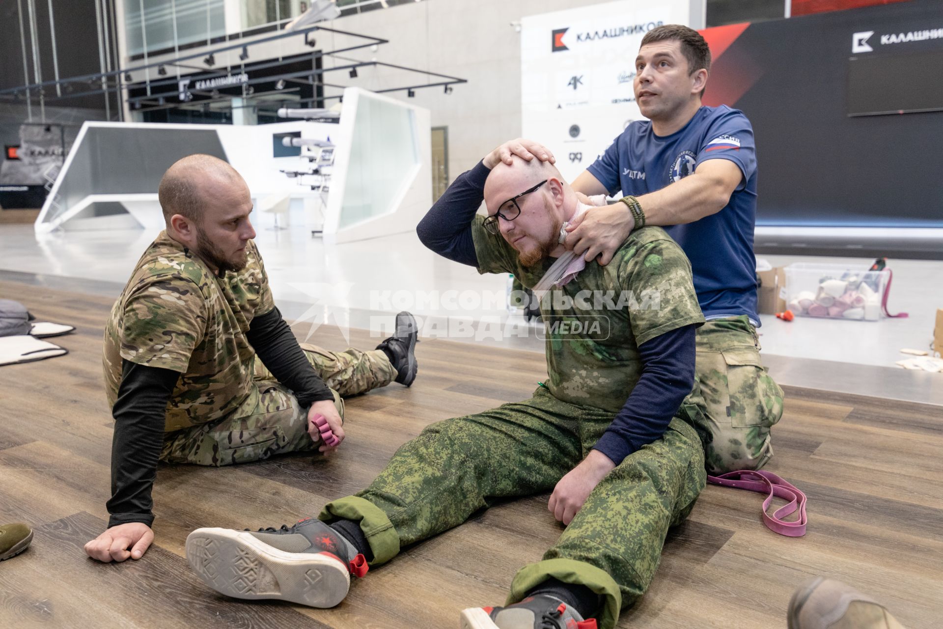 Москва. Инструктор учебного центра тактической медицины Ян Махно (справа) во время проведения курса по оказанию доврачебной помощи.