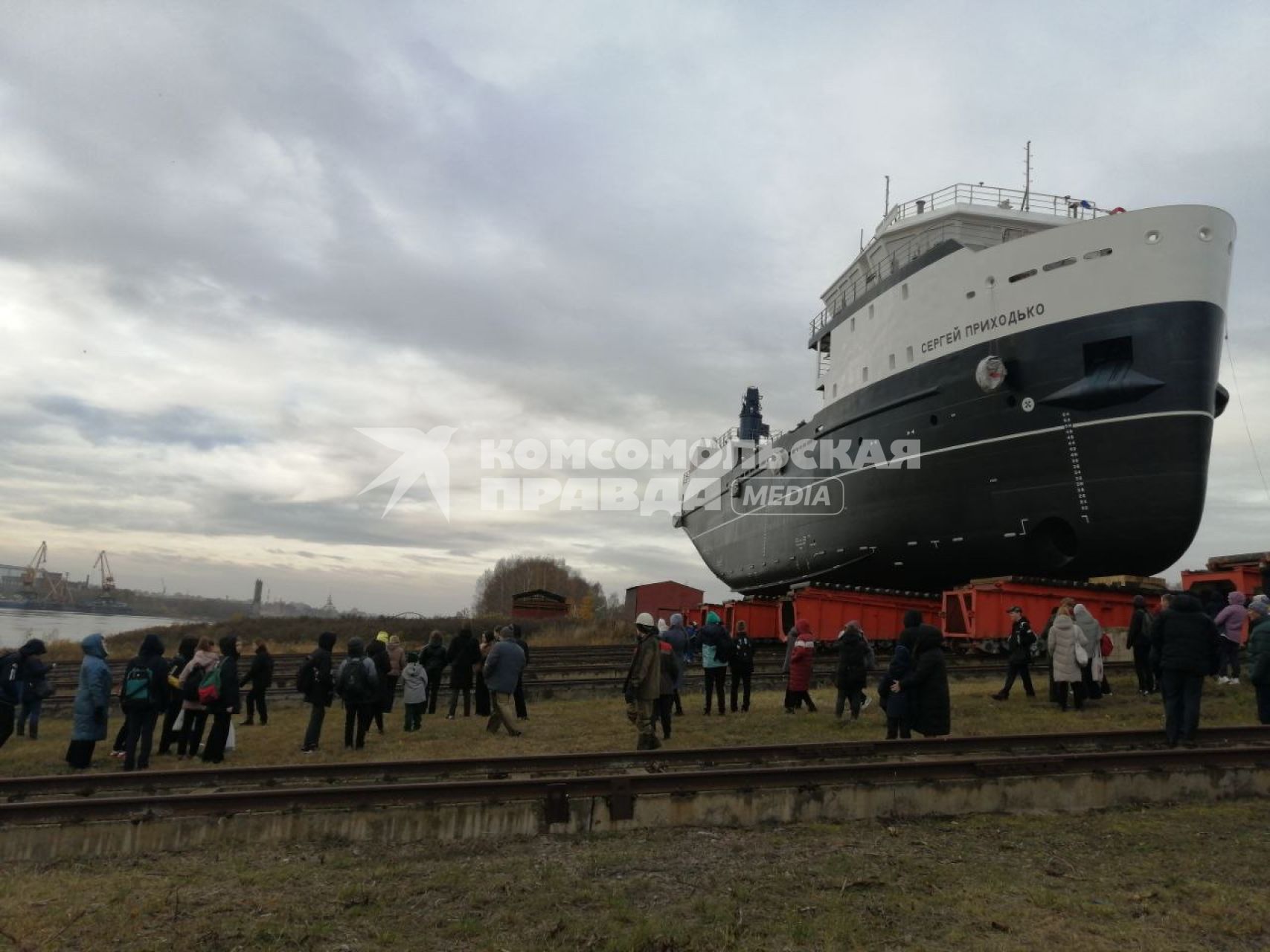 Ярославская область. Рыбинск. Торжественный спуск на воду нового краболовного судна им. С. Приходько на `Верфи братьев Нобель`.