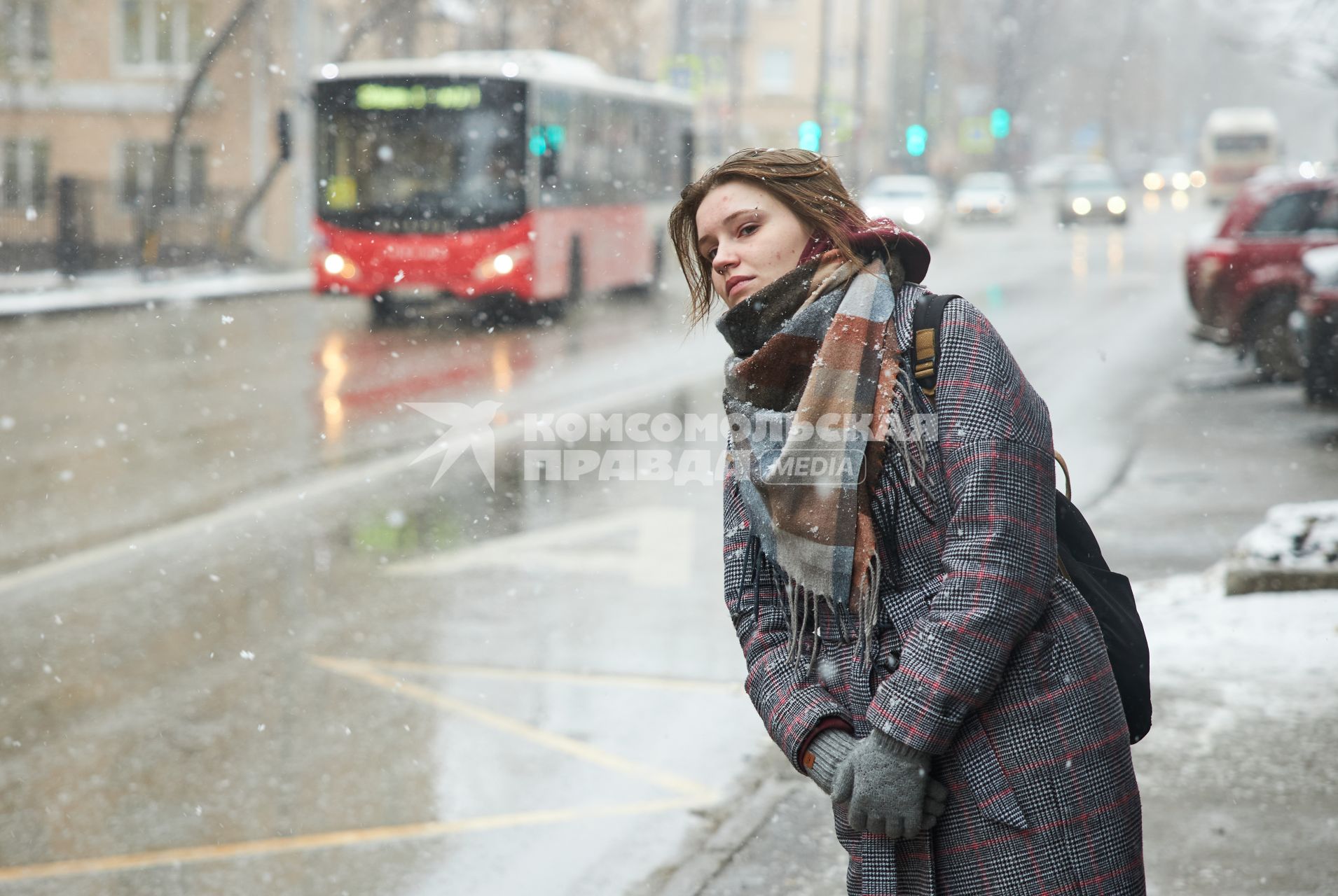 Пермь. Девушка ждет автобуса на остановке.