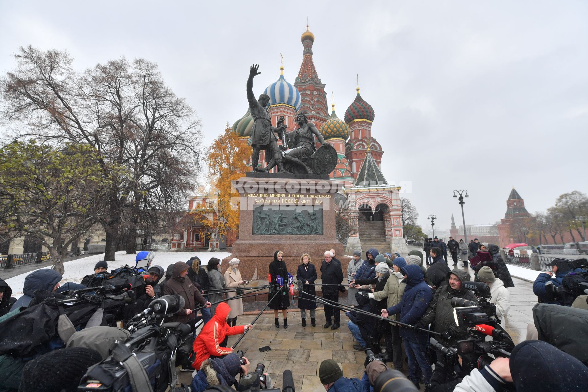 Москва. (слева направо) Заместитель председателя правительства РФ Татьяна Голикова, министр культуры РФ Ольга Любимова и директор Государственного исторического музея Алексей Левыкин на церемонии открытия памятника гражданину Минину и князю Пожарскому на Красной площади после реставрации.