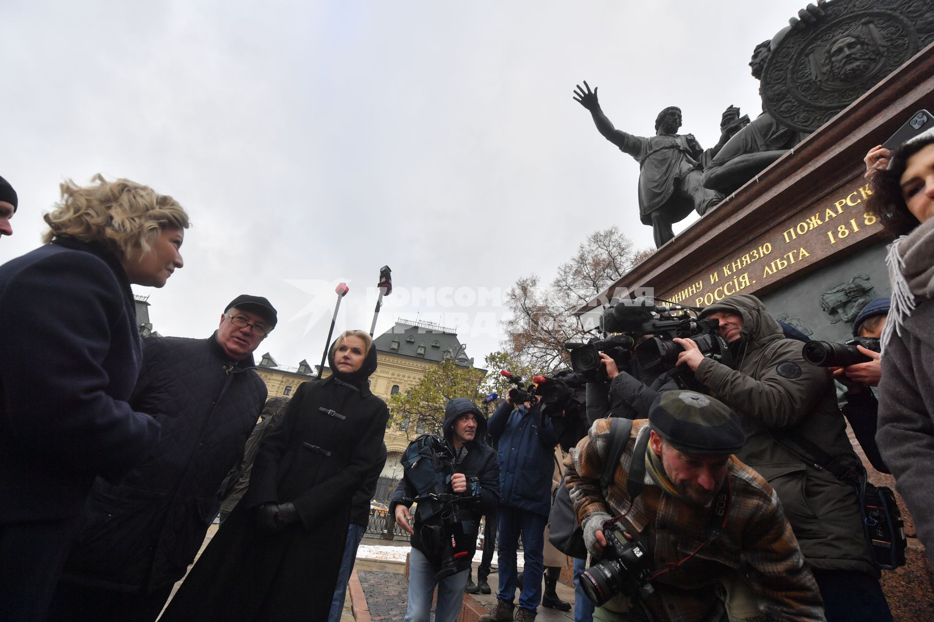 Москва. (слева направо) Министр культуры РФ Ольга Любимова, директор Государственного исторического музея Алексей Левыкин и заместитель председателя правительства РФ Татьяна Голикова на церемонии открытия памятника гражданину Минину и князю Пожарскому на Красной площади после реставрации.