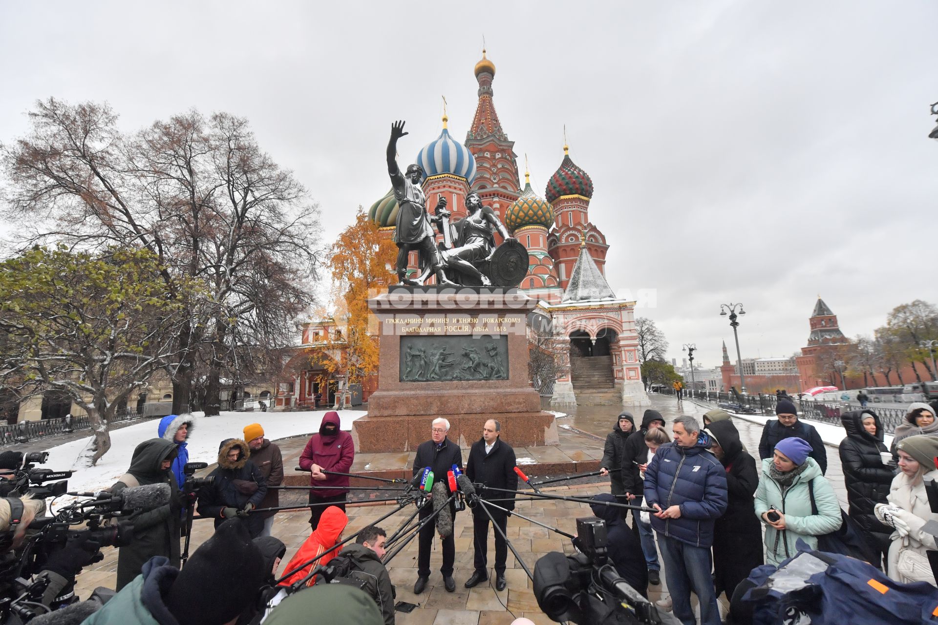 Москва. Директор Государственного исторического музея Алексей Левыкин (слева) и генеральный директор реставрационной мастерской `Наследие` Юрий Щедров на церемонии открытия памятника гражданину Минину и князю Пожарскому на Красной площади после реставрации.