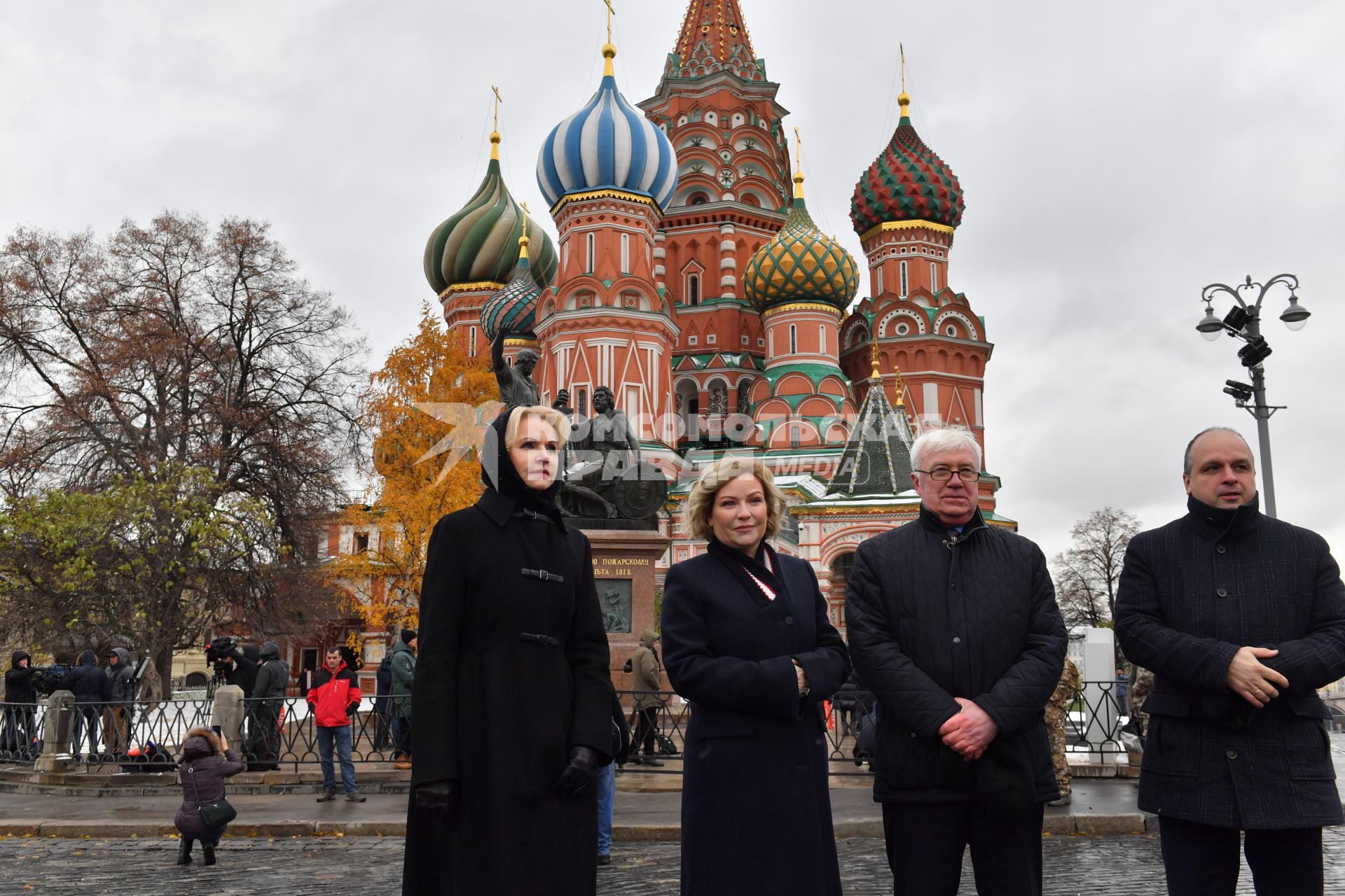 Москва. (слева направо) Заместитель председателя правительства РФ Татьяна Голикова, министр культуры РФ Ольга Любимова, директор Государственного исторического музея Алексей Левыкин и генеральный директор реставрационной мастерской `Наследие` Юрий Щедров на церемонии открытия памятника гражданину Минину и князю Пожарскому на Красной площади после реставрации.