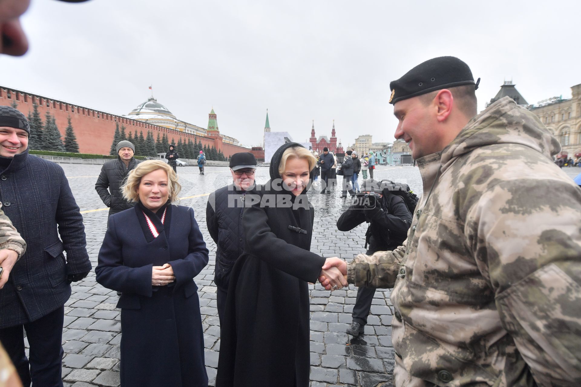 Москва. Министр культуры РФ Ольга Любимова, директор Государственного исторического музея Алексей Левыкин и заместитель председателя правительства РФ Татьяна Голикова приветствуют военнослужащего на Красной площади после церемонии открытия отреставрированного памятника гражданину Минину и князю Пожарскому.