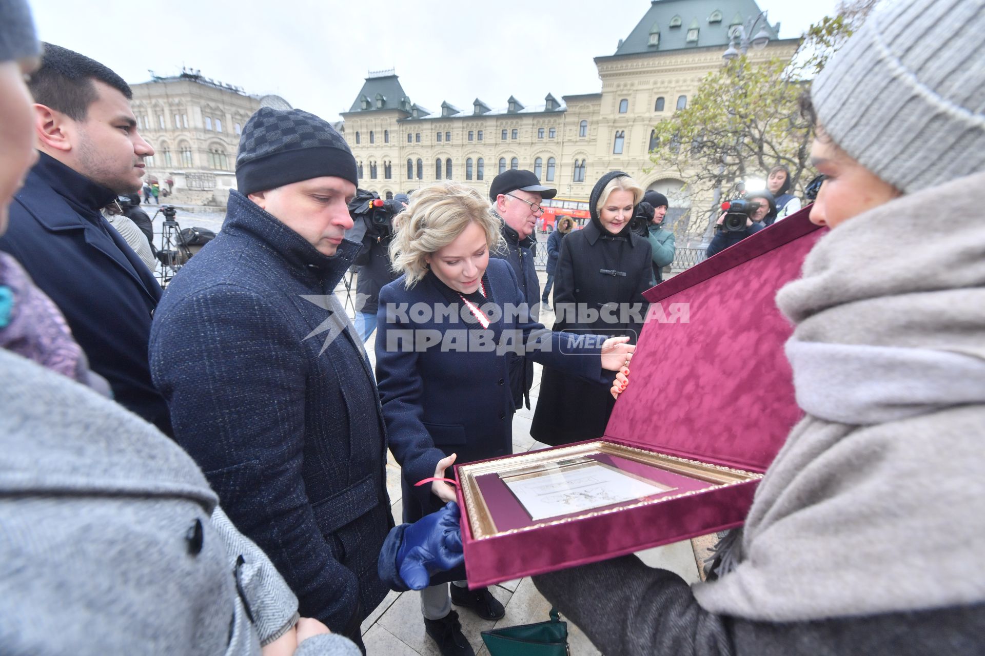 Москва. (слева направо) Министр культуры РФ Ольга Любимова, директор Государственного исторического музея Алексей Левыкин и заместитель председателя правительства РФ Татьяна Голикова на церемонии открытия памятника гражданину Минину и князю Пожарскому на Красной площади после реставрации.