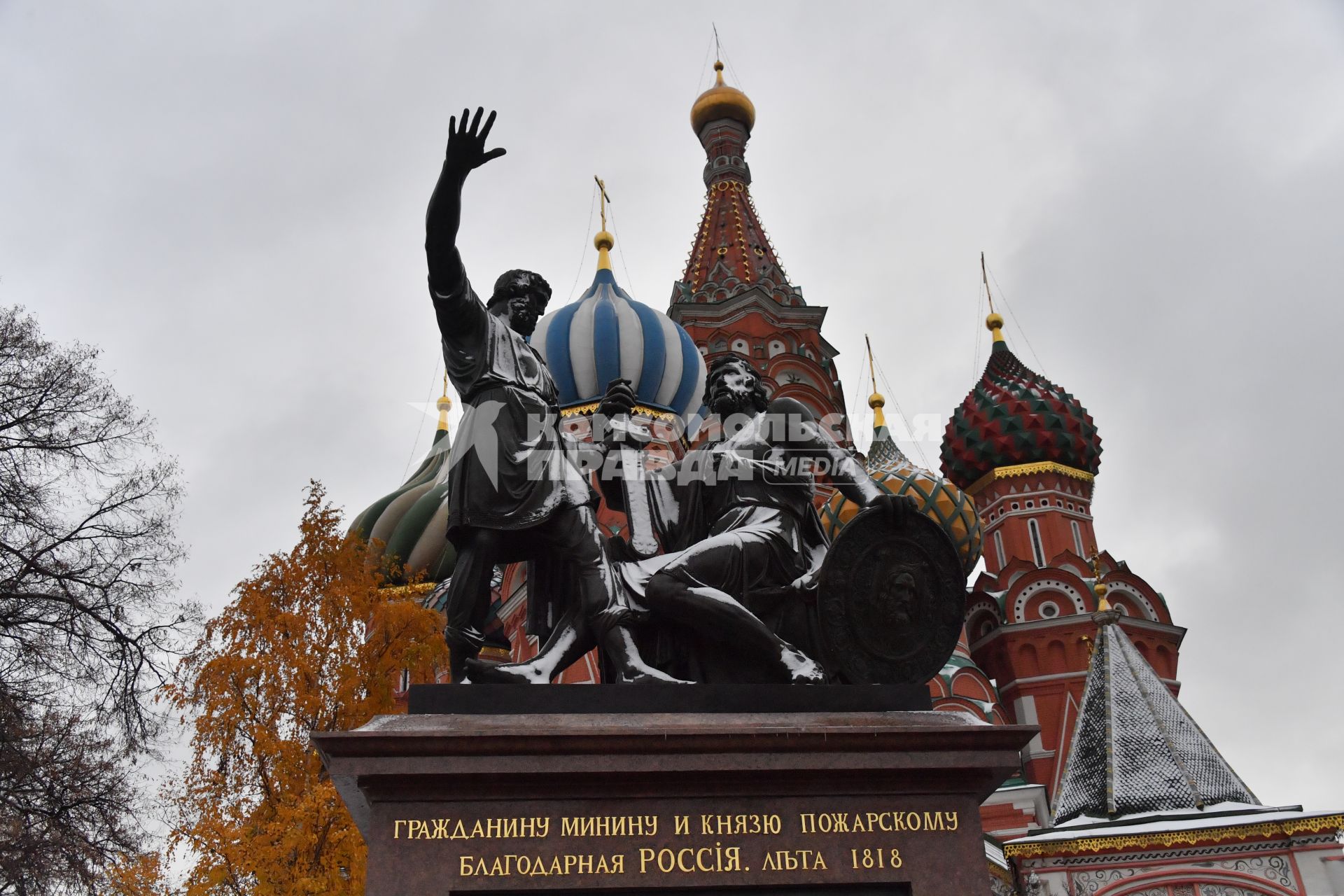 Москва. Церемония открытия памятника гражданину Минину и князю Пожарскому на Красной площади после реставрации.