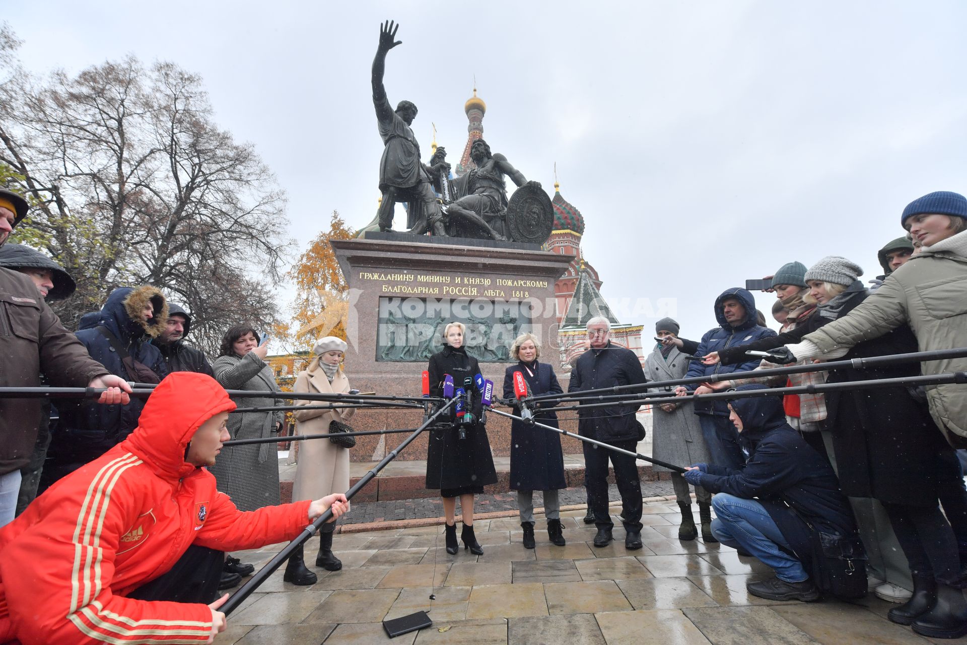 Москва. (слева направо) Заместитель председателя правительства РФ Татьяна Голикова, министр культуры РФ Ольга Любимова и директор Государственного исторического музея Алексей Левыкин на церемонии открытия памятника гражданину Минину и князю Пожарскому на Красной площади после реставрации.