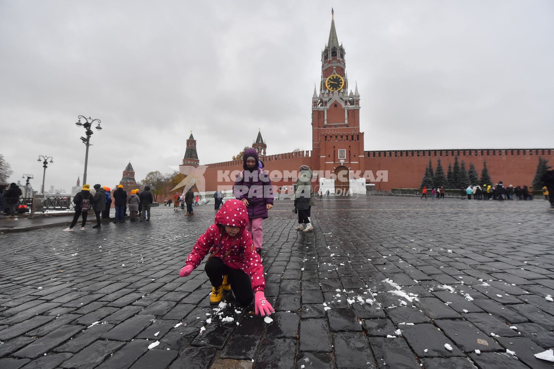 Москва. Дети играют со снегом на Красной площади.